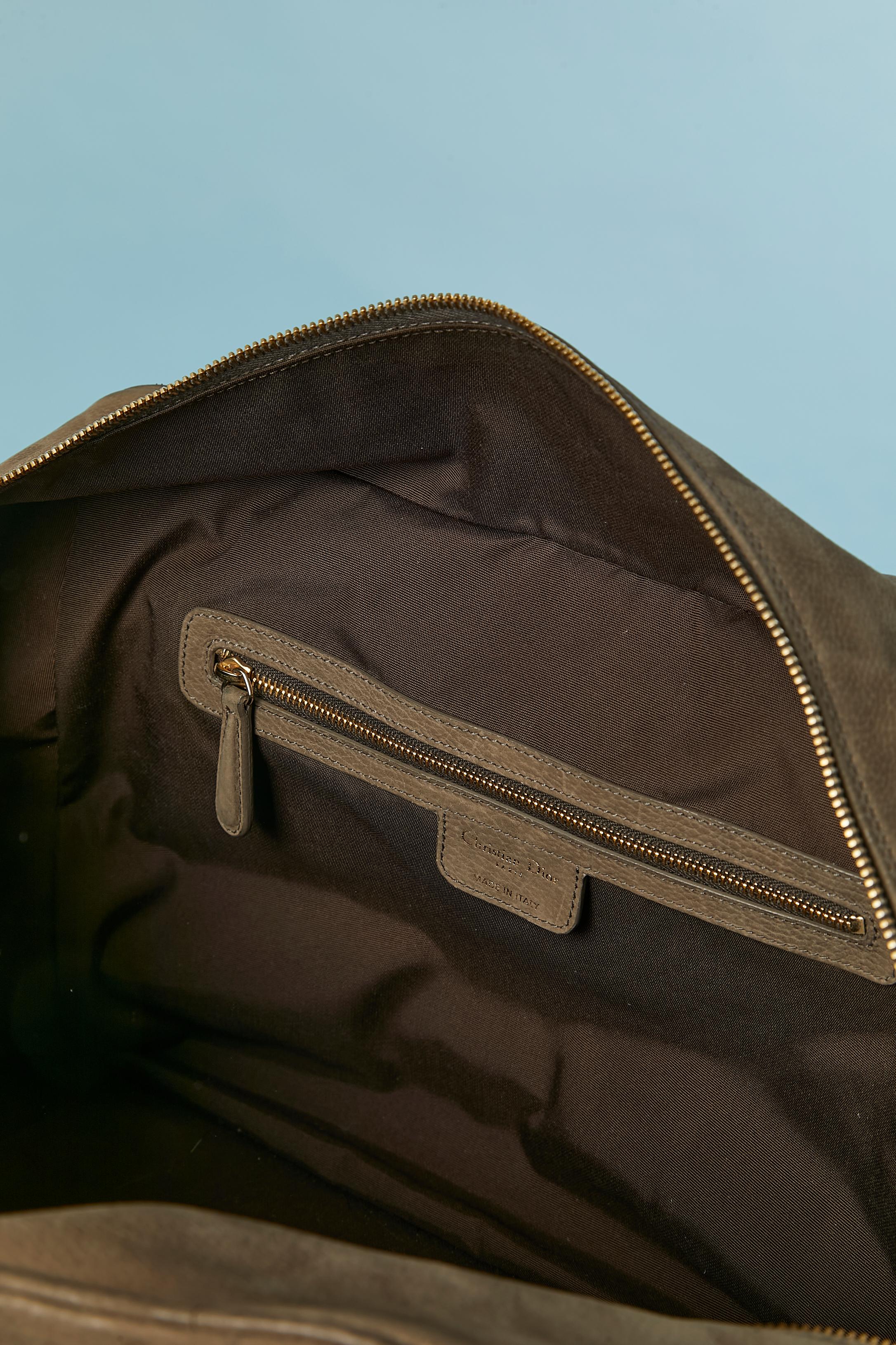 Sac à main en daim kaki avec anneaux Christian Dior Numéroté en vente 2