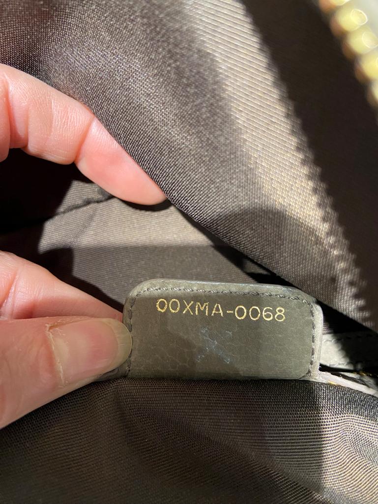 Sac à main en daim kaki avec anneaux Christian Dior Numéroté en vente 3