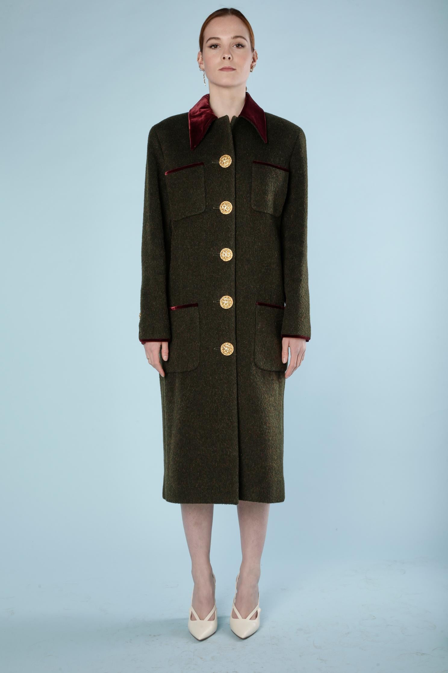 Kaki wool coat with burgundy silk velvet collar and piping. Kaki Branded lining. 
SIZE 40 (M) 