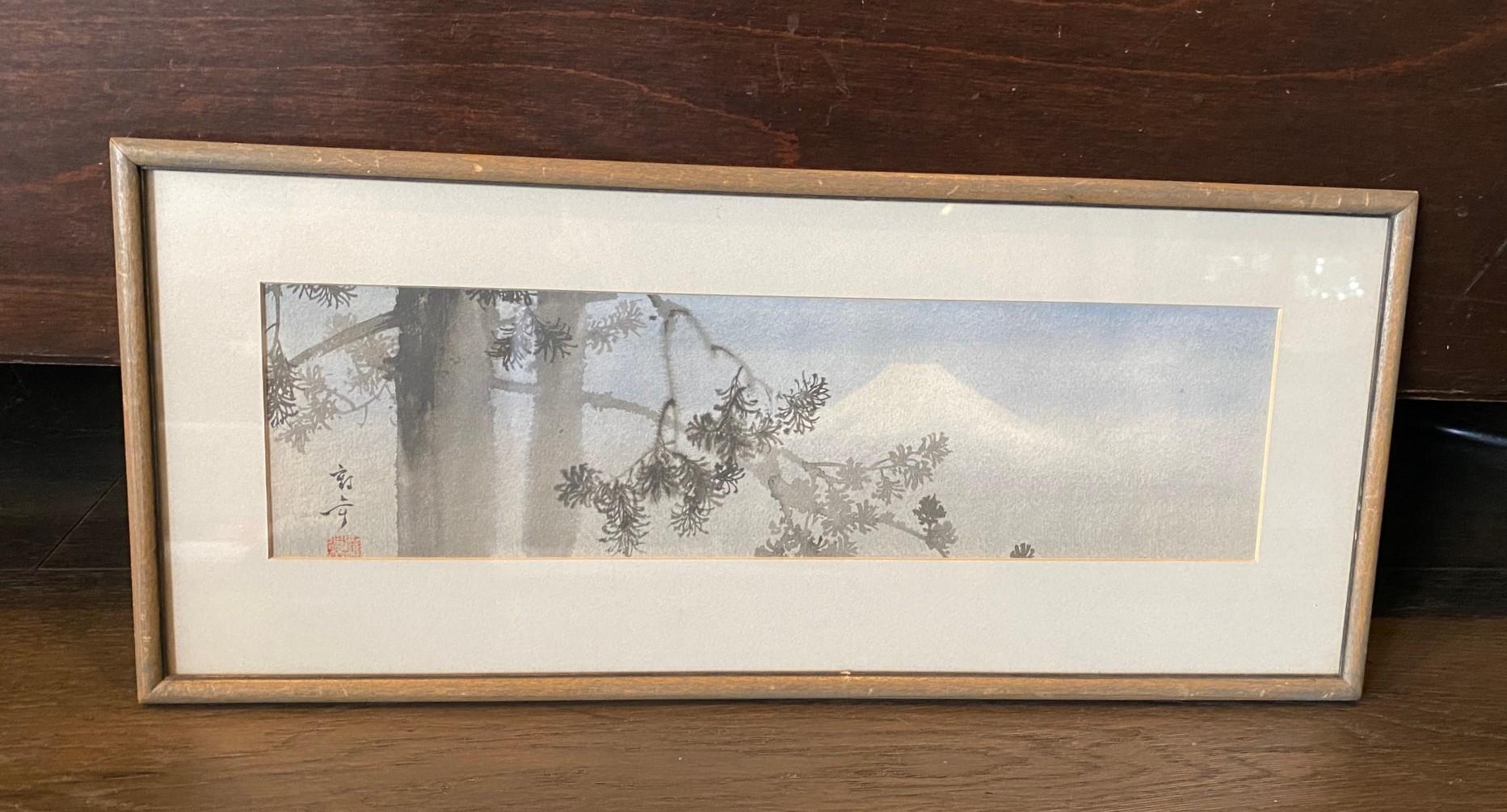Ein wunderschönes und sehr fesselndes Original-Aquarell-Landschaftsgemälde des japanischen Künstlers Kakunen (Tokutaro) Tsuruoka (1892-1977).  Das Werk zeigt eine Morgenansicht des Berges (Mt.) Fuji aus der Ferne.  Die Waldbäume im Vordergrund