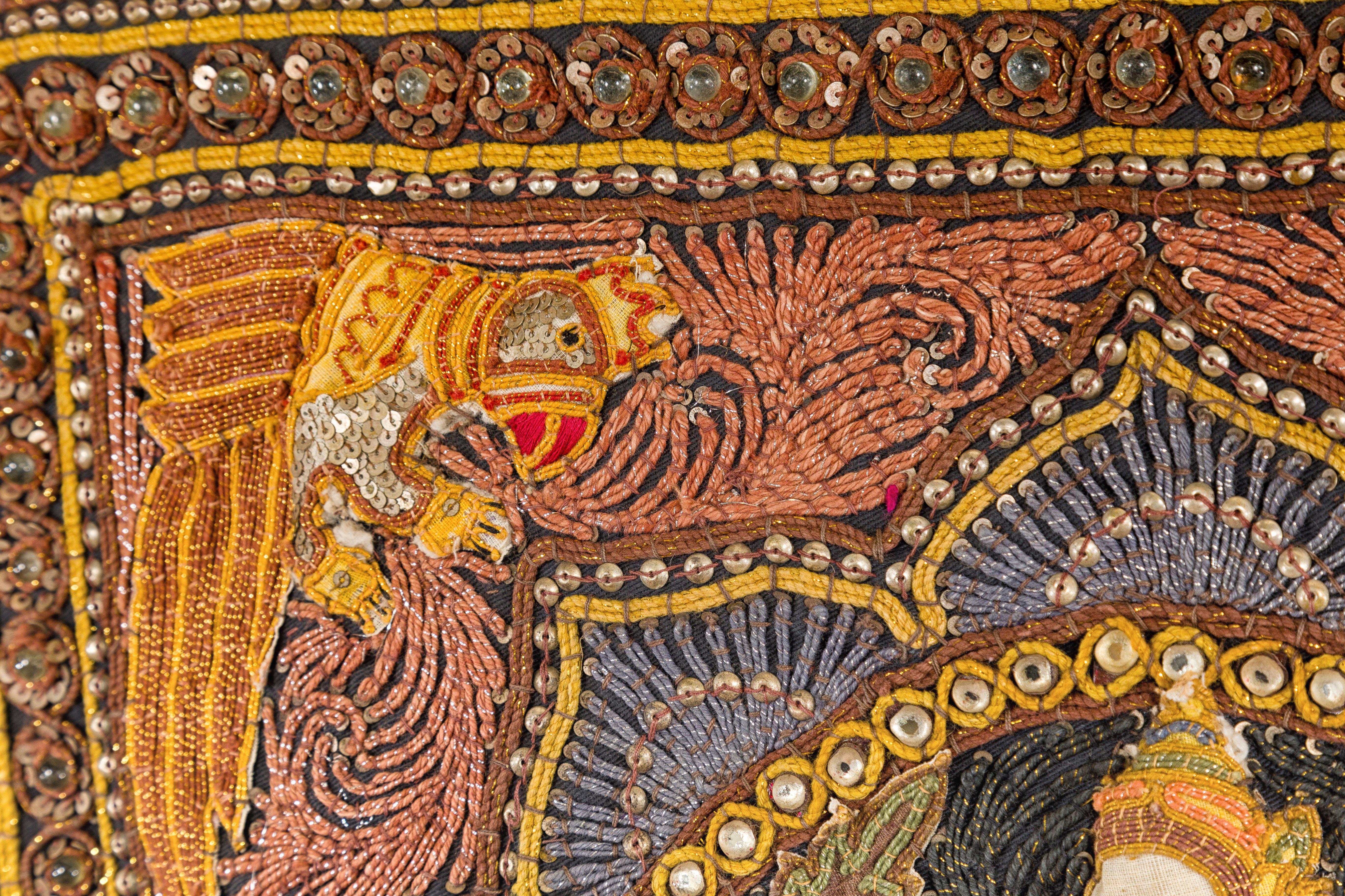 Kalaga-Wandteppich des 19. Jahrhunderts mit Steinen, Pailletten und buntem Faden im Angebot 8