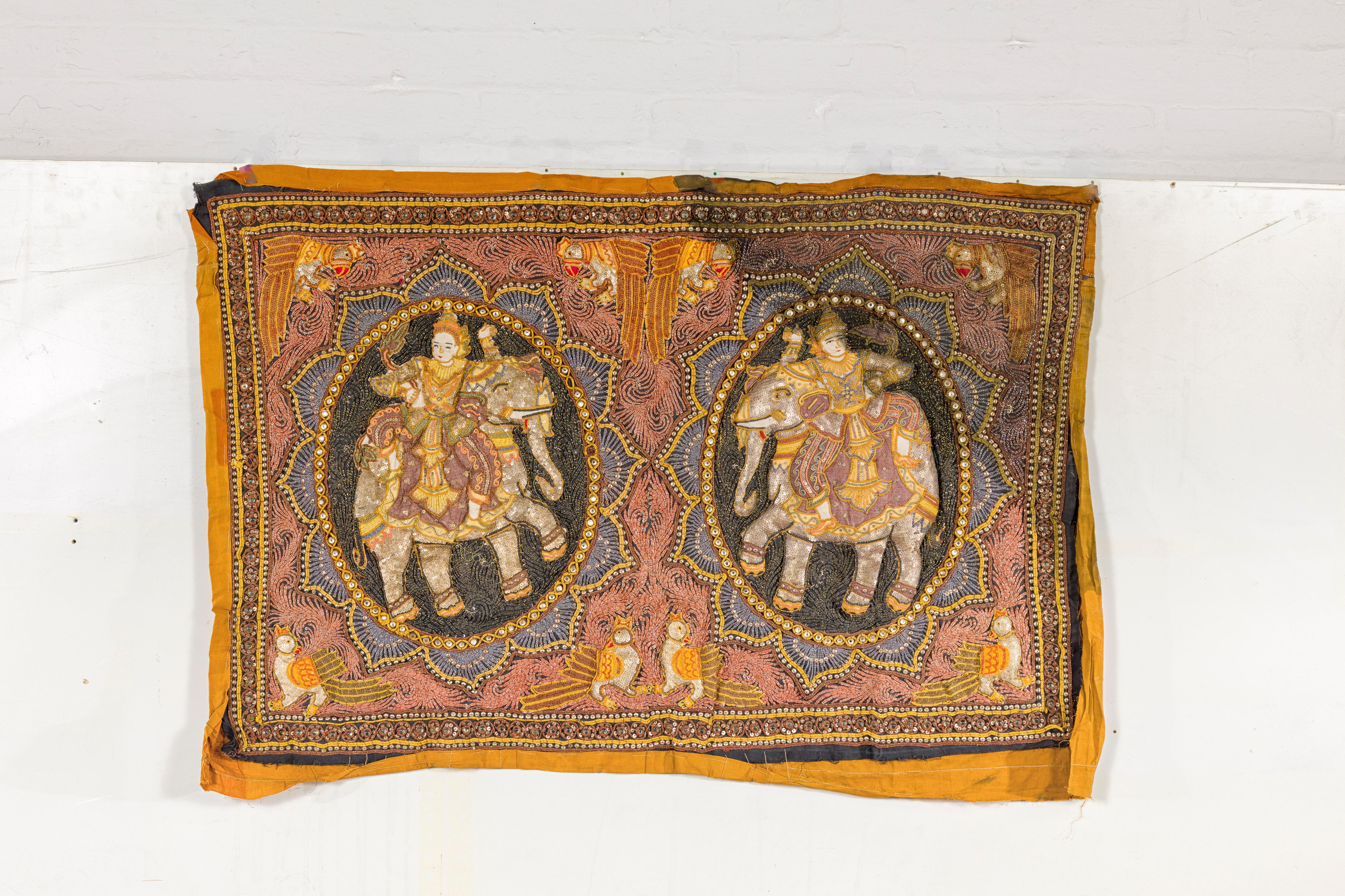 Ein birmanischer Doppelelefant mit Reiterfiguren aus dem 19. Jahrhundert Kalaga-Wandteppich mit Pailletten, Metallfäden und Glasperlen. Tauchen Sie ein in die opulente Welt der birmanischen Kunst mit diesem atemberaubenden Kalaga-Wandteppich mit