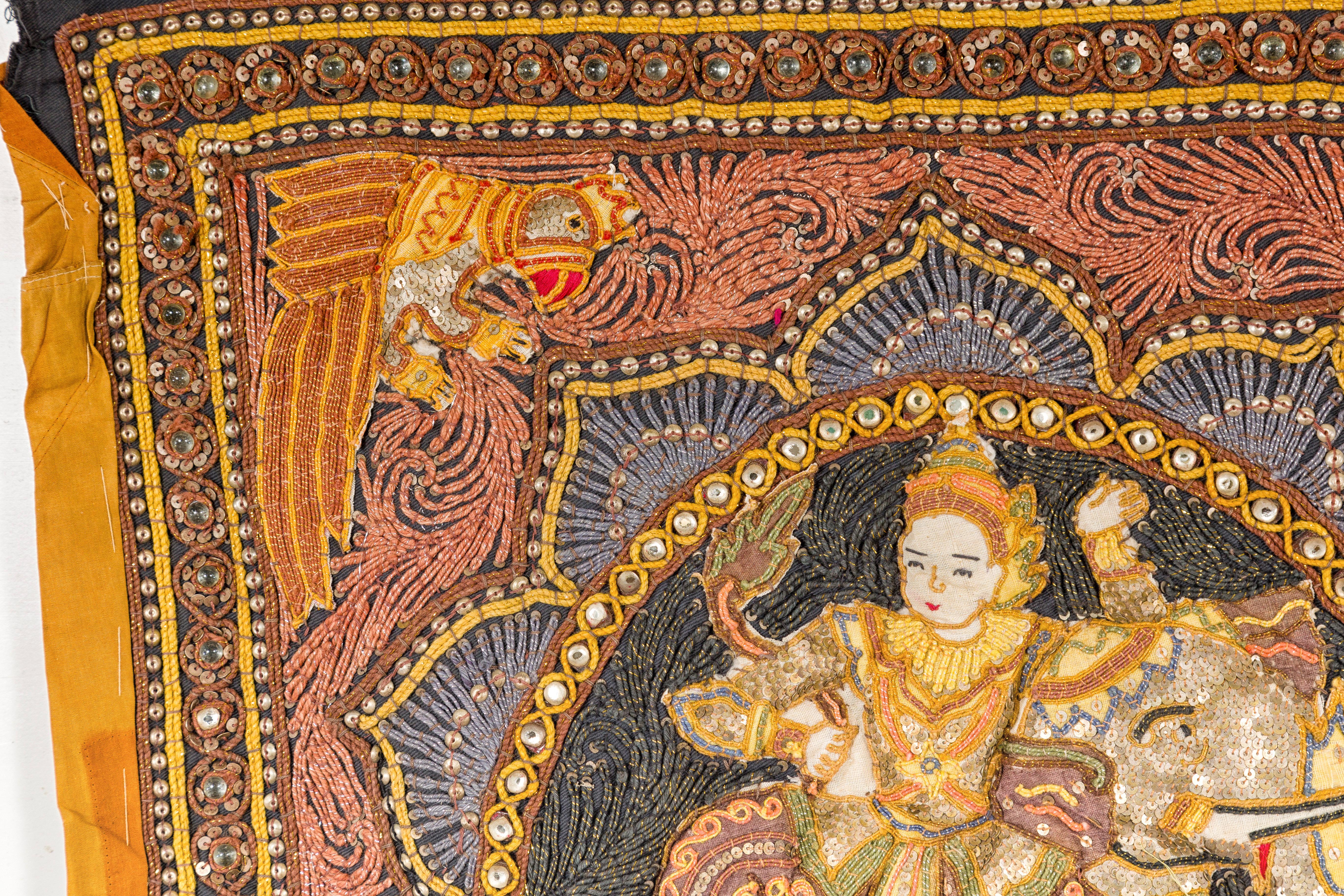 Kalaga-Wandteppich des 19. Jahrhunderts mit Steinen, Pailletten und buntem Faden (Birmanisch) im Angebot