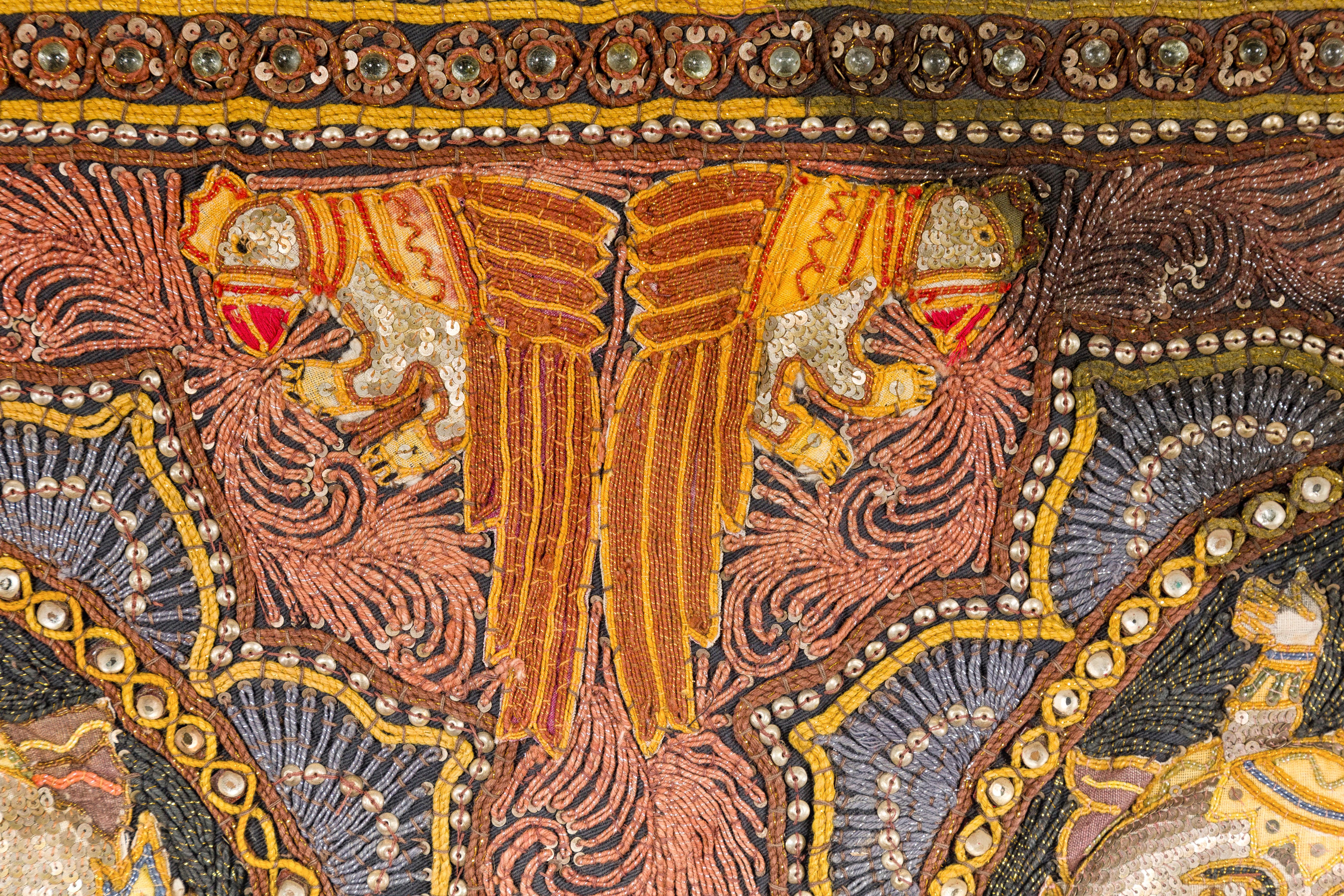 Kalaga-Wandteppich des 19. Jahrhunderts mit Steinen, Pailletten und buntem Faden im Angebot 2