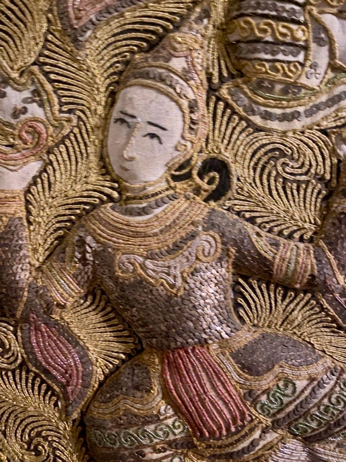 Birmano Arazzo birmano Kalaga - danzatori e pappagalli - metà del 20° - Birmania Myanmar Asia in vendita