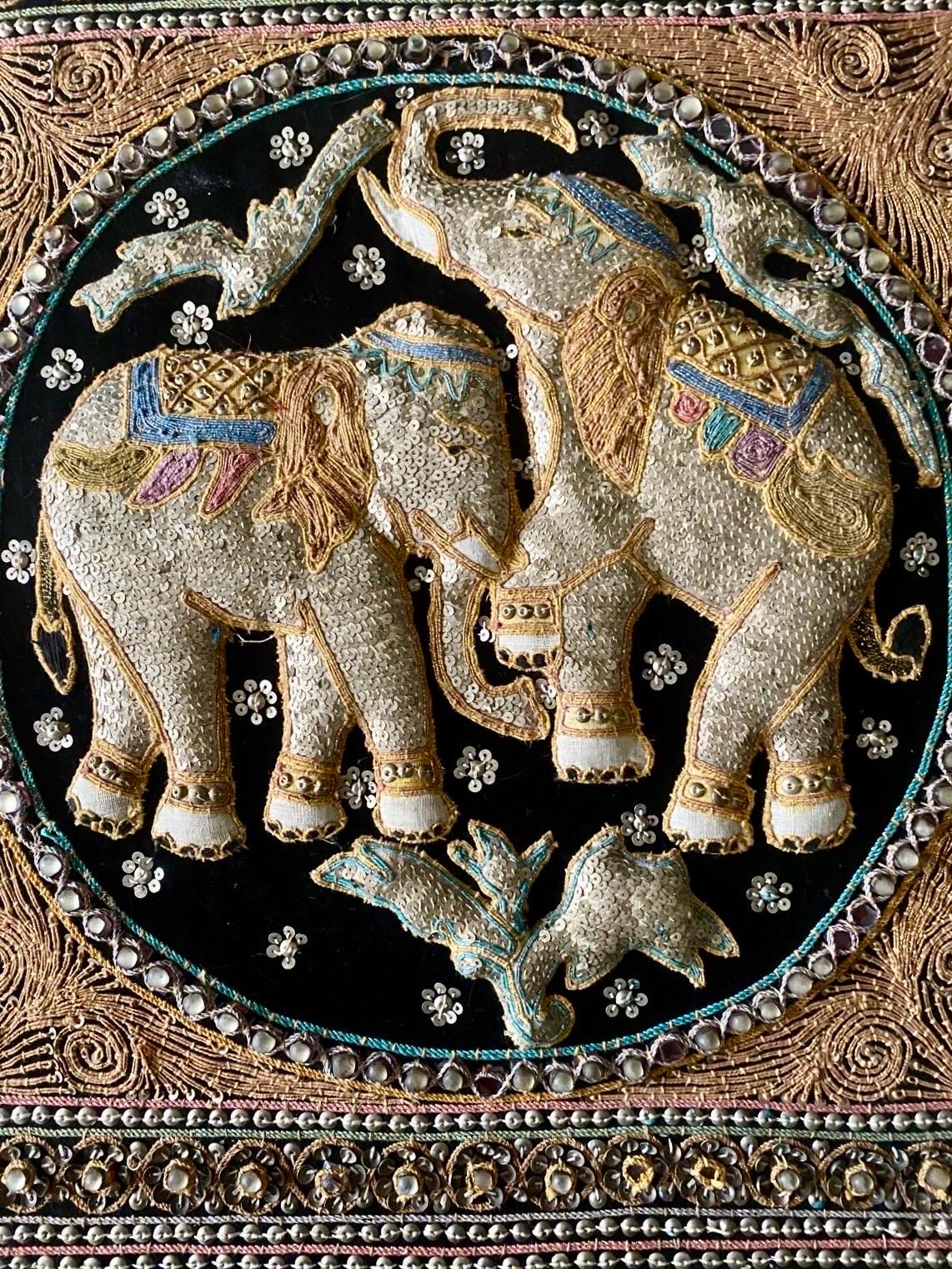 Arazzo originale birmano in stile Kalaga, risalente alla metà del XX secolo 

Arazzo, pannello o applique da parete che raffigura due elefanti in rilievo.
L'arazzo è riccamente ricamato con fili d'oro, velluto, lana, pietre, paillettes e perline su