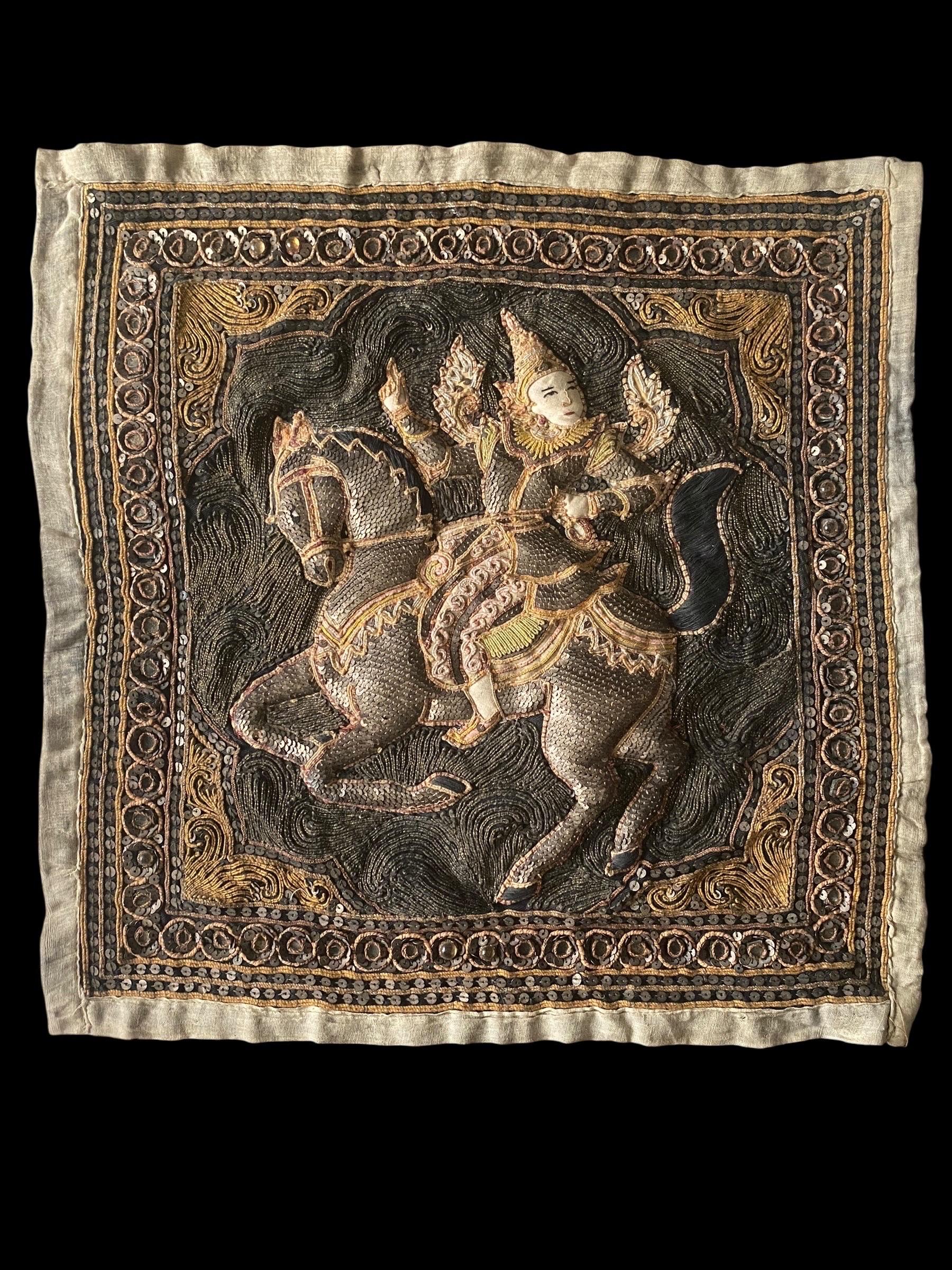 Tapiz original birmano de estilo Kalaga, de finales del siglo XIX.

Tapiz, panel o colgadura de pared que representa a un jinete y su montura, un hermoso caballo en relieve.
El tapiz está ricamente bordado con hilo de oro, seda, lana, piedras,