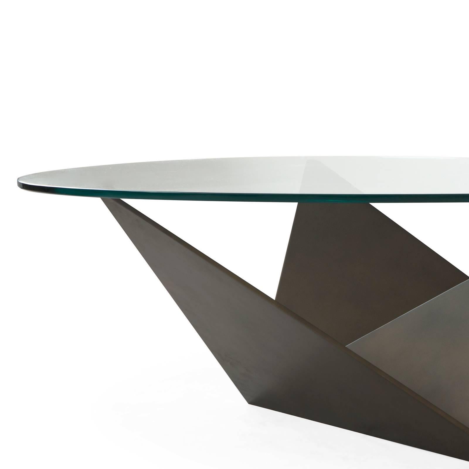 Coffee table Kalan with base structure in handcrafted
metal style origami. With oval tempered glass top.