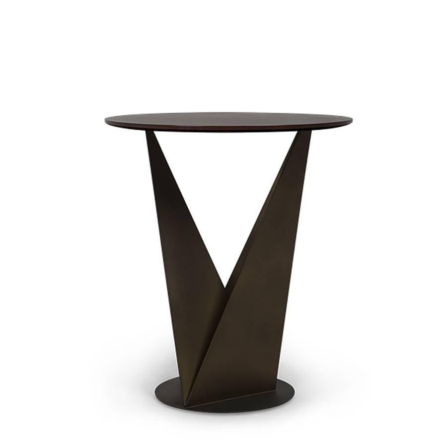 Side table Kalan with base made with handcrafted
raw metal polyhedrons. Base in bronze finish. Top
in solid veneered mahogany in natural tobacco finish.
