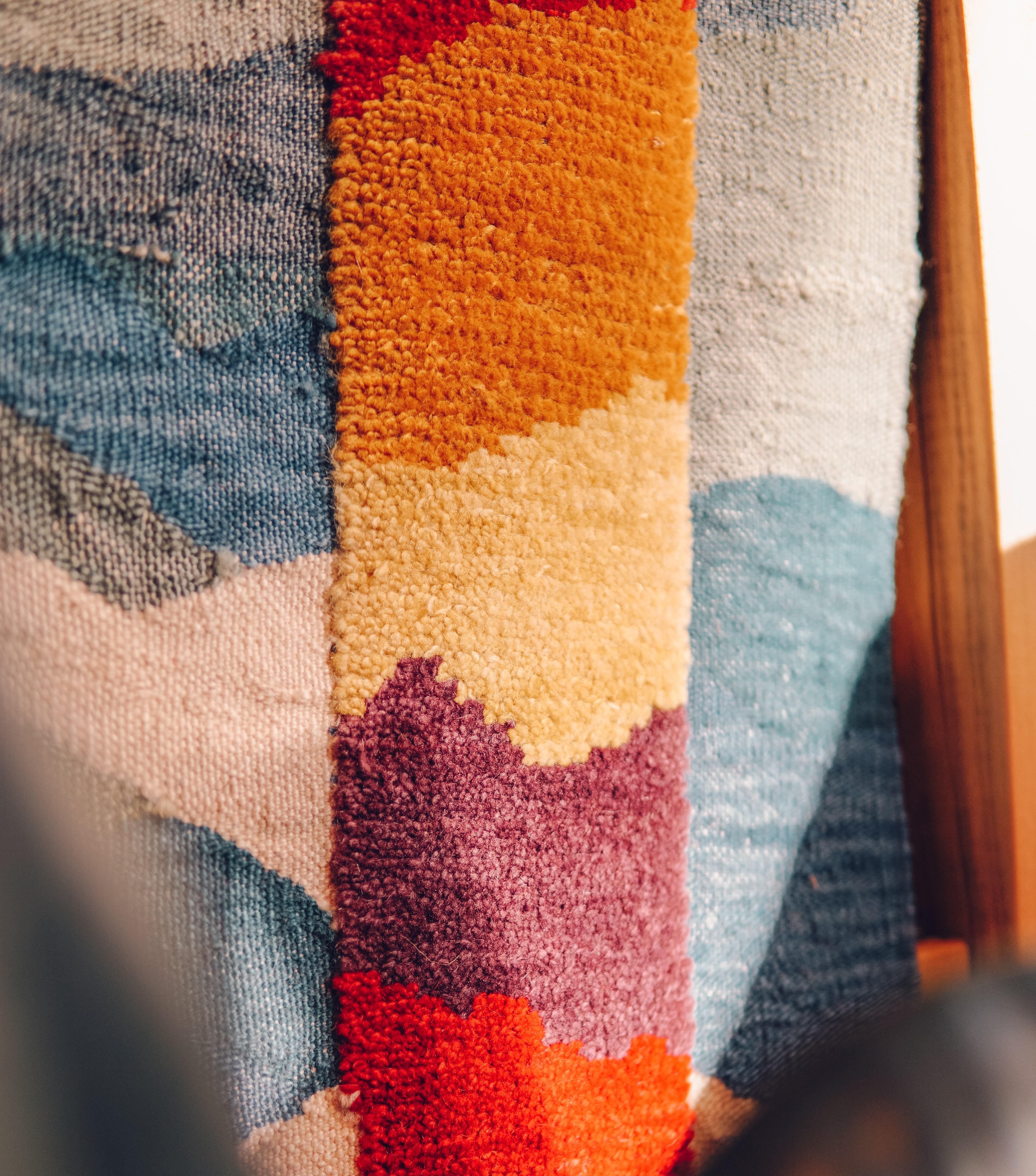 Rehaussez votre espace avec notre tapis Kaléidoscope Kilim tissé à la main, conçu et tissé avec talent sur un métier à tisser traditionnel. Pour ce tapis, nous avons utilisé deux techniques de tissage différentes : le tissage plat et le tissage