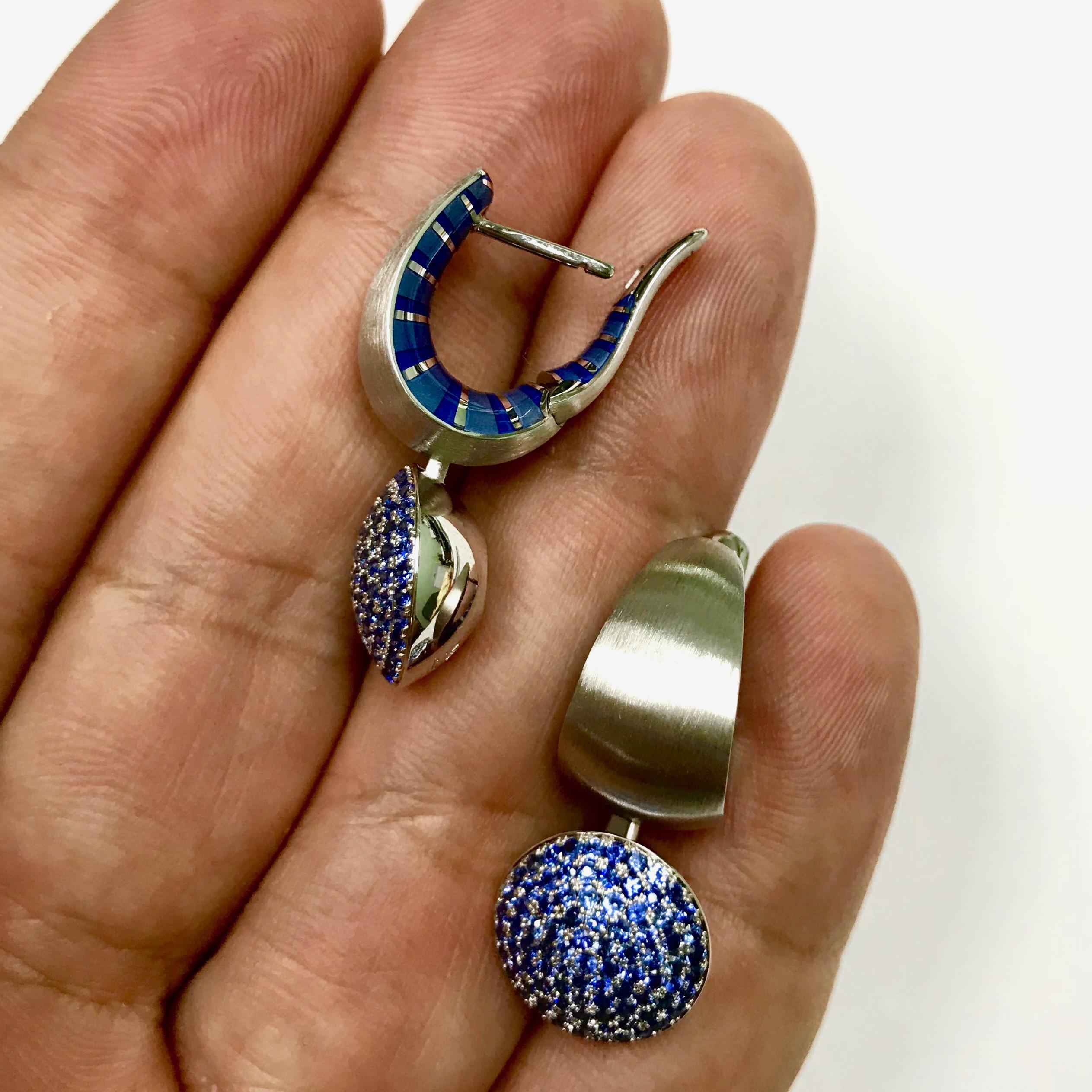 Blauer blauer Saphir Emaille 18 Karat Weißgold Kaleidoskop-Ohrringe (Rundschliff) im Angebot