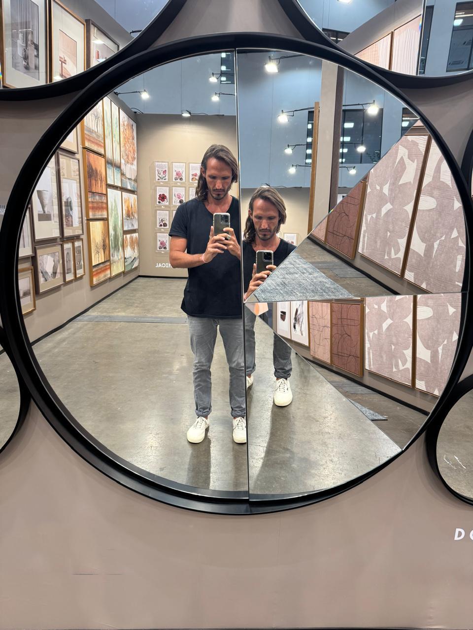 Multifaceted Kaleidoscope mirror with different inclined planes.
Inspired by the plural perspective of space, it results in an innovative reflection of different parts of the room.
Diameter 100cm