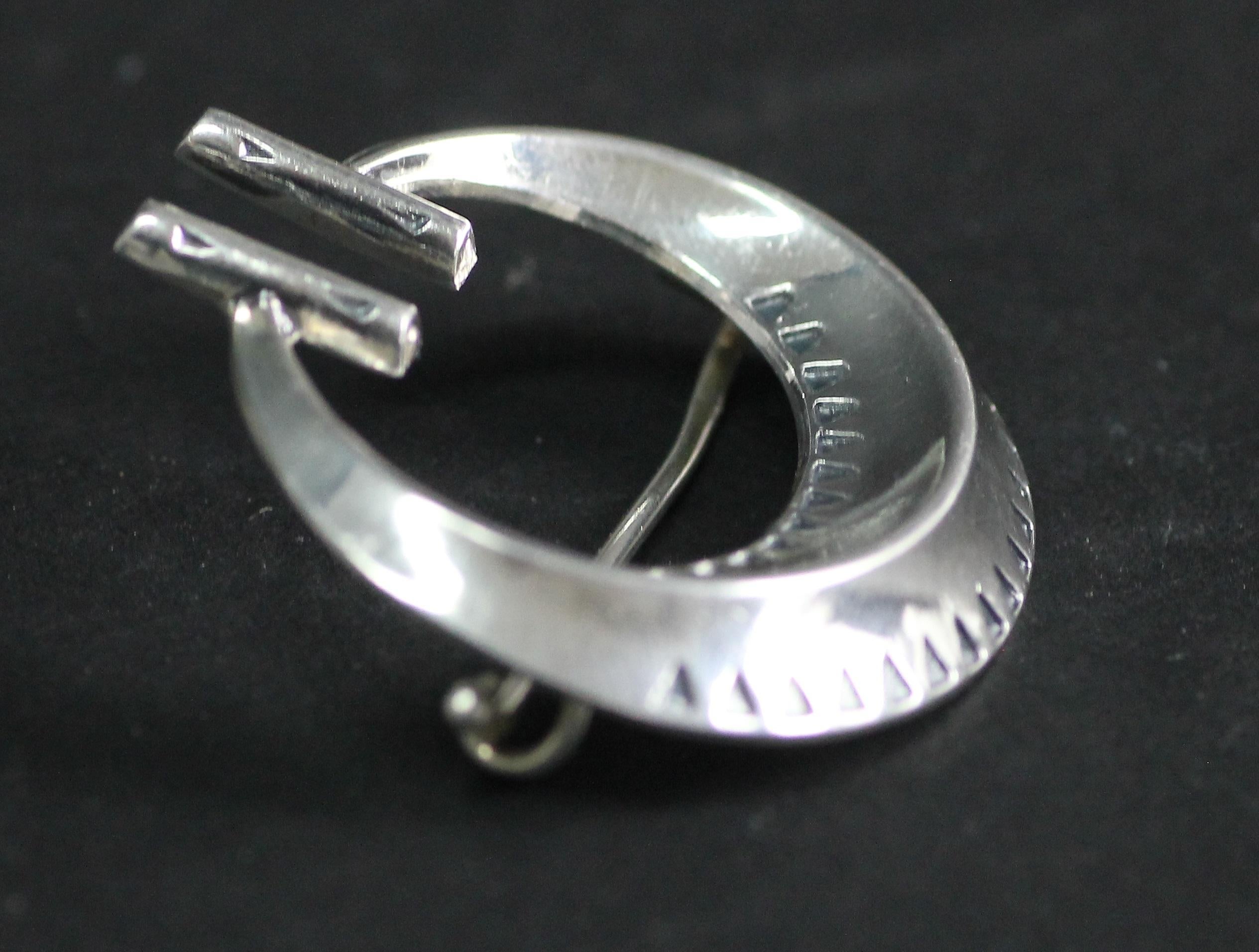 A modernist brooch by Finnish maker Kalevala Koru.
This brooch is made in Sterling silver 1976. 
Very nice vintage condition.
