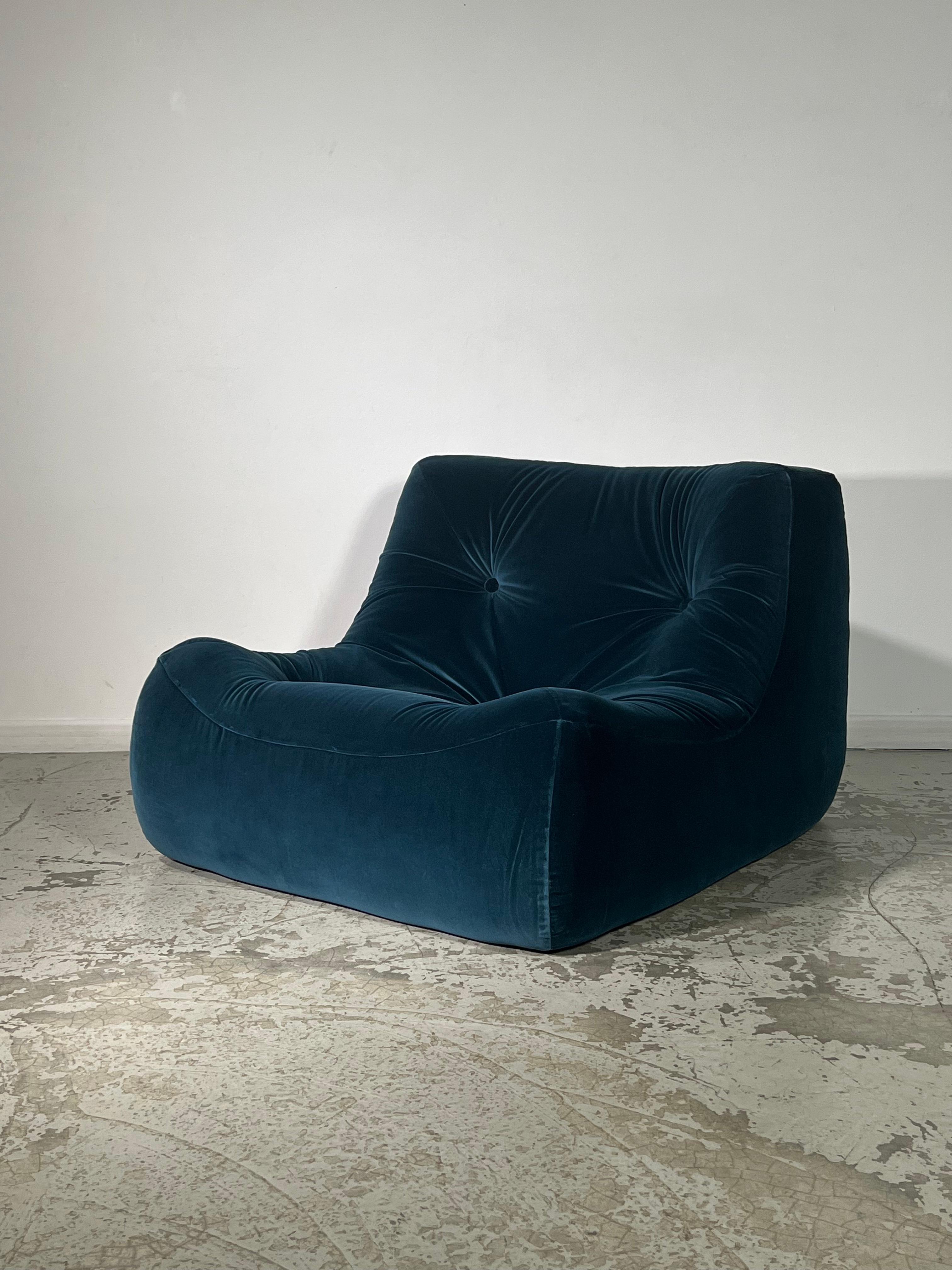 Dieser Sessel wurde in den 80er Jahren von Michel Ducaroy für Ligne Roset entworfen. Sechsundzwanzig Jahre seines Lebens verbrachte er an der Spitze der Designabteilung. Ducaroy schlug einige Deklinationen vor: zwei- oder dreisitziges Sofa, Ecksofa