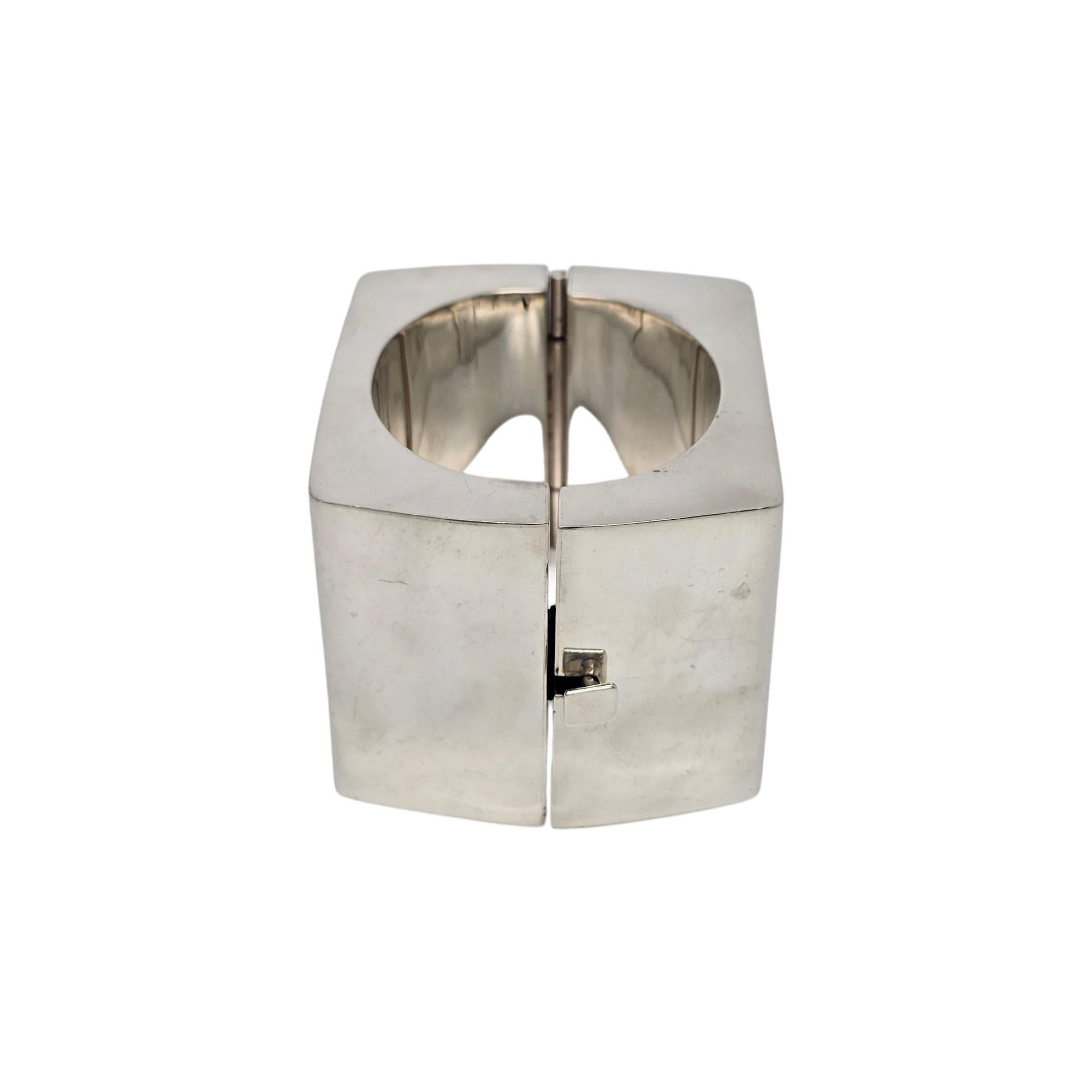 Großes quadratisches Kalibre-Armband mit Scharnier von Harlene Korey aus Sterlingsilber mit Scharnier #19776 im Zustand „Gut“ in Washington Depot, CT