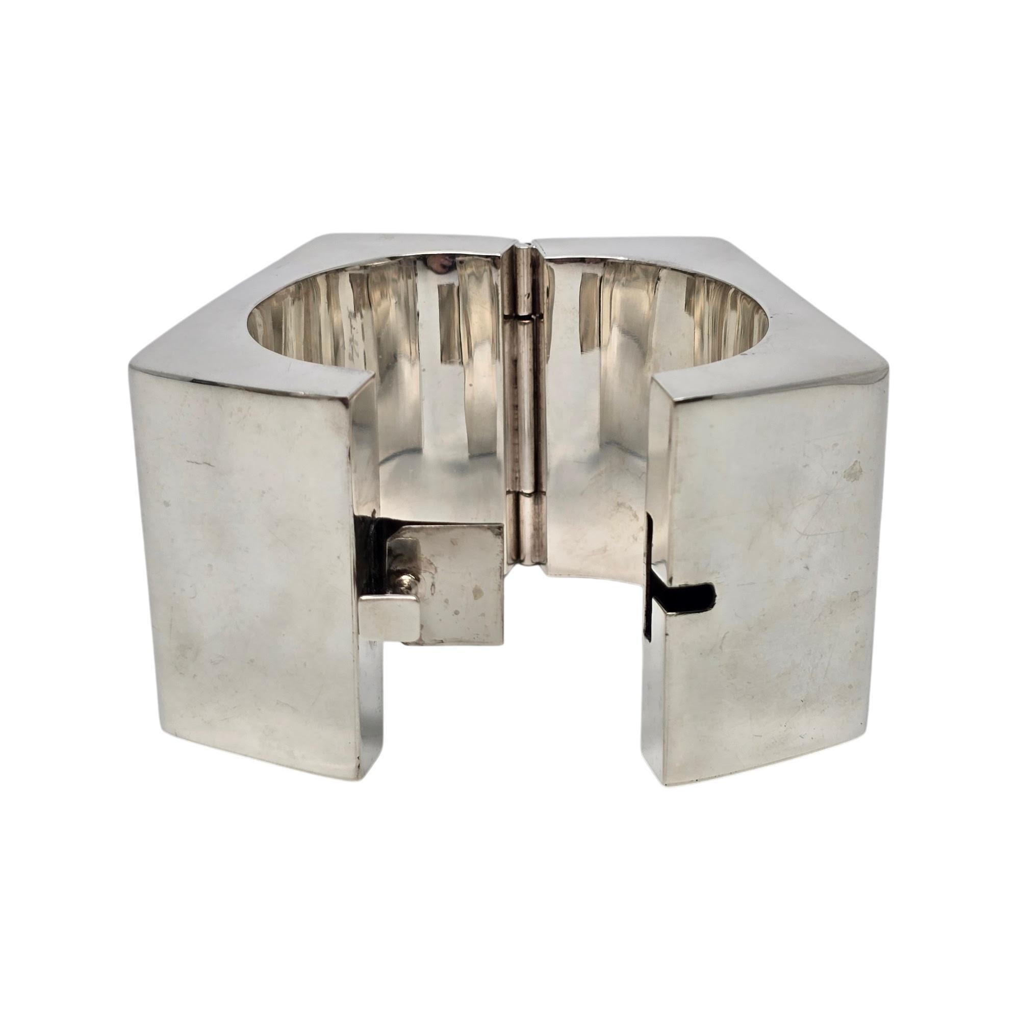 Großes quadratisches Kalibre-Armband mit Scharnier von Harlene Korey aus Sterlingsilber mit Scharnier #19776 1
