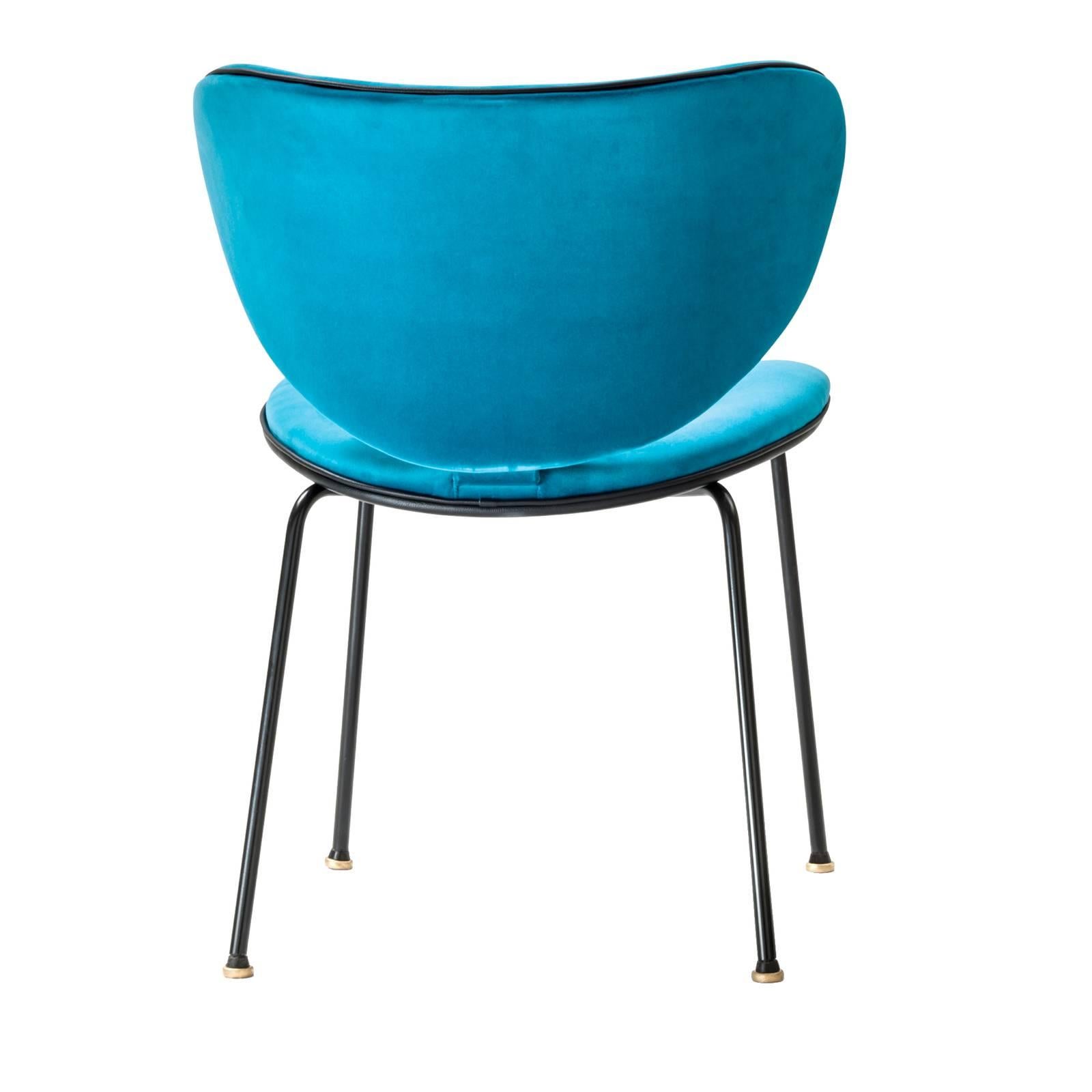 Als Teil einer neuen Kollektion, die auf der Mailänder Designwoche 2018 vorgestellt wurde, zeichnet sich dieser Stuhl durch einen modernen Look und ein elegantes Design aus, das jede Einrichtung ergänzt. Er besteht aus einem schwarz lackierten