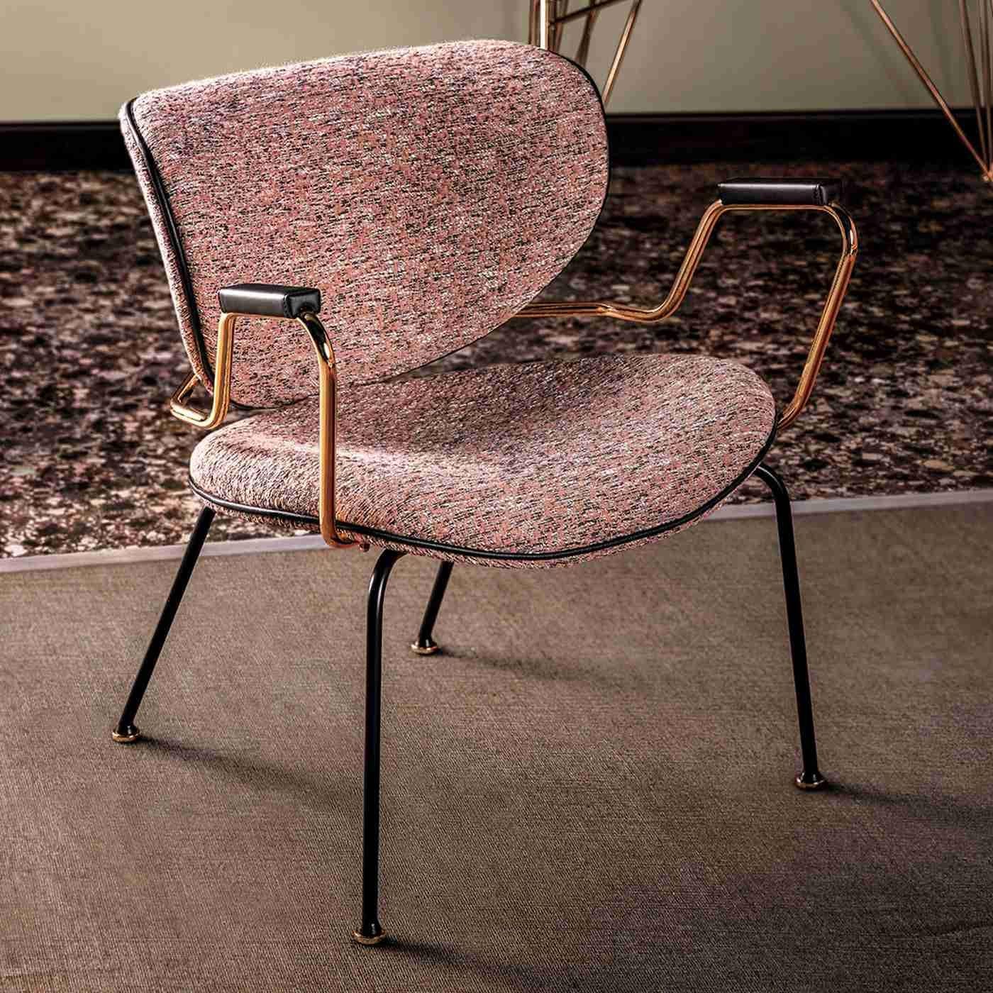 Dieser Stuhl besticht durch sein klares Design, das durch Armlehnen aus Stahl mit polierter Goldoberfläche bereichert wird. Er besteht aus einem mattschwarzen Metallgestell und einer geschwungenen Sitzfläche und Rückenlehne aus Buchenholz, die mit