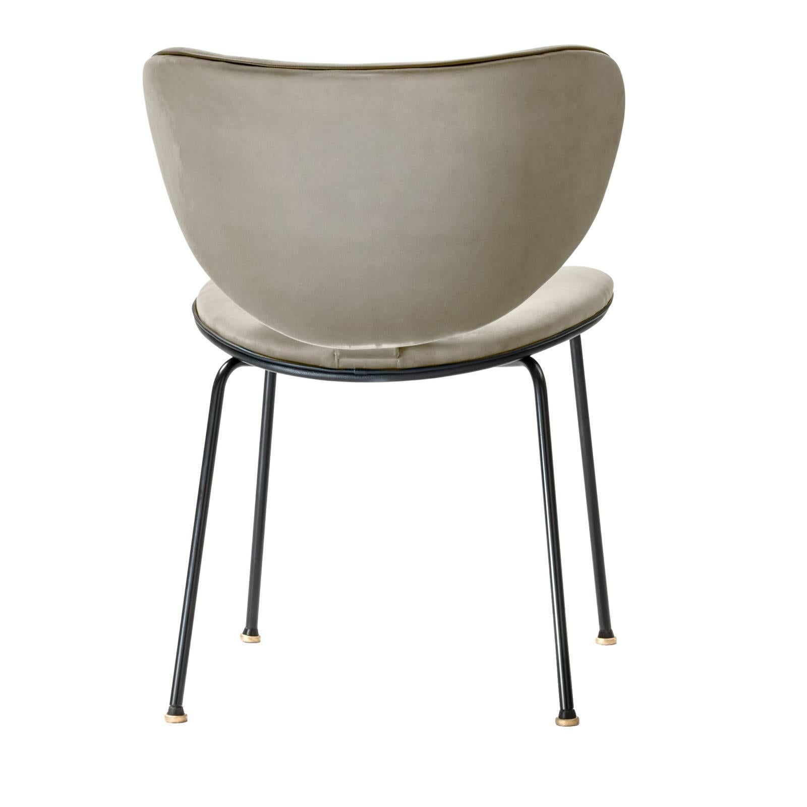 Dieser exklusive Stuhl vereint mit seinem minimalistischen Look und seinen linearen Formen funktionalen Stil und Komfort. Der Metallrahmen ist mattschwarz lackiert und trägt eine geschwungene Sitzfläche und Rückenlehne aus Buchenholz mit einer