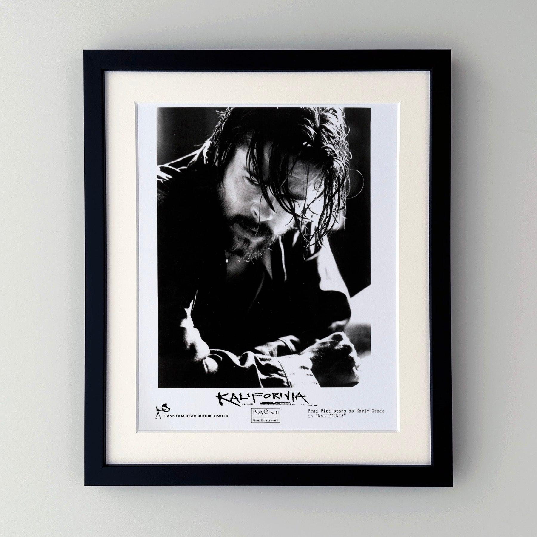 Fotogramma pubblicitario originale 8x10 pollici per Kalifornia (1993) con Brad Pitt, David Lewis e David Duchovny.

Le foto pubblicitarie (film/produzione) sono state create per aiutare gli studios a promuovere i loro nuovi film. Le foto sono state