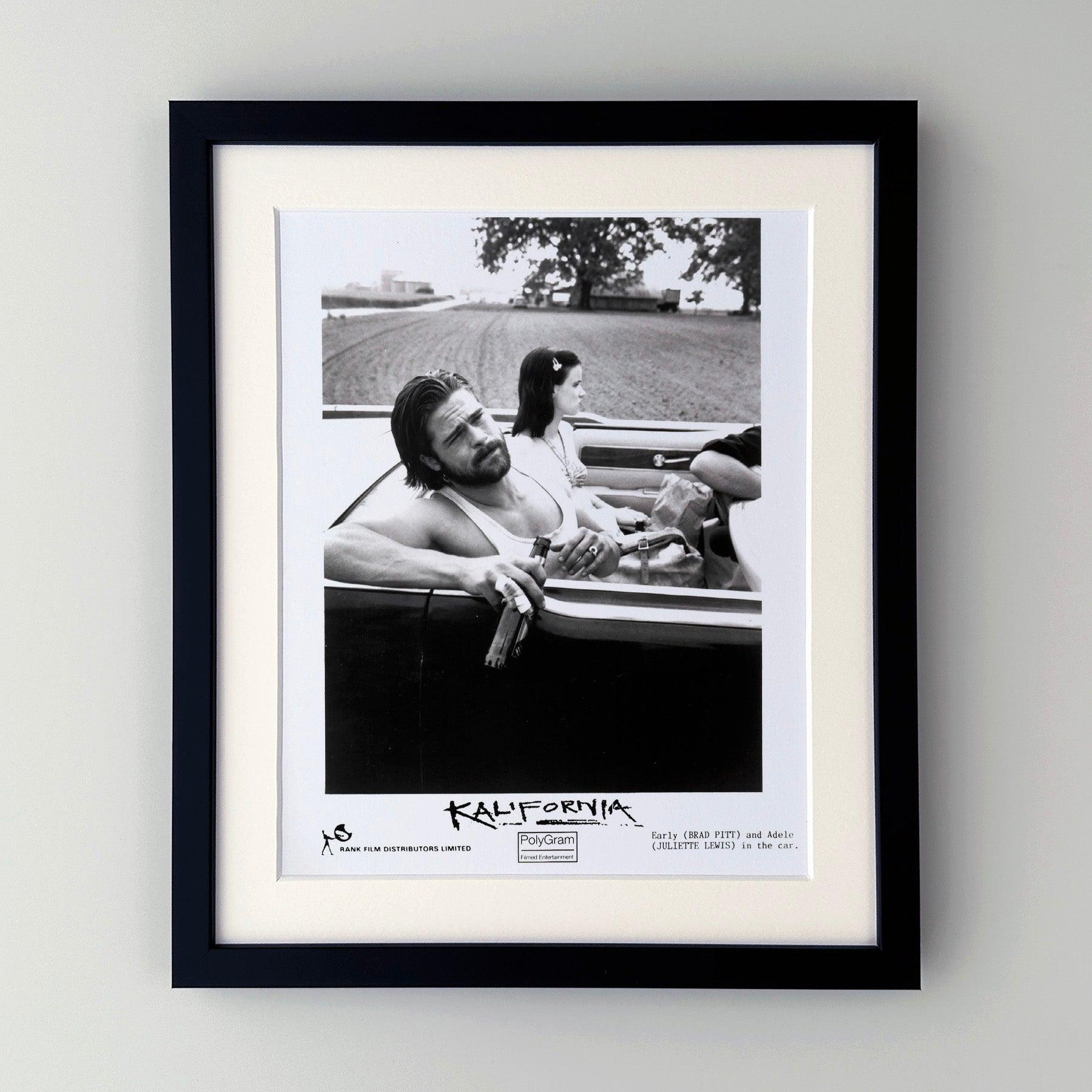 Fotogramma pubblicitario originale 8x10 pollici per Kalifornia (1993) con Brad Pitt, David Lewis e David Duchovny.

Le foto pubblicitarie (film/produzione) sono state create per aiutare gli studios a promuovere i loro nuovi film. Le foto sono state
