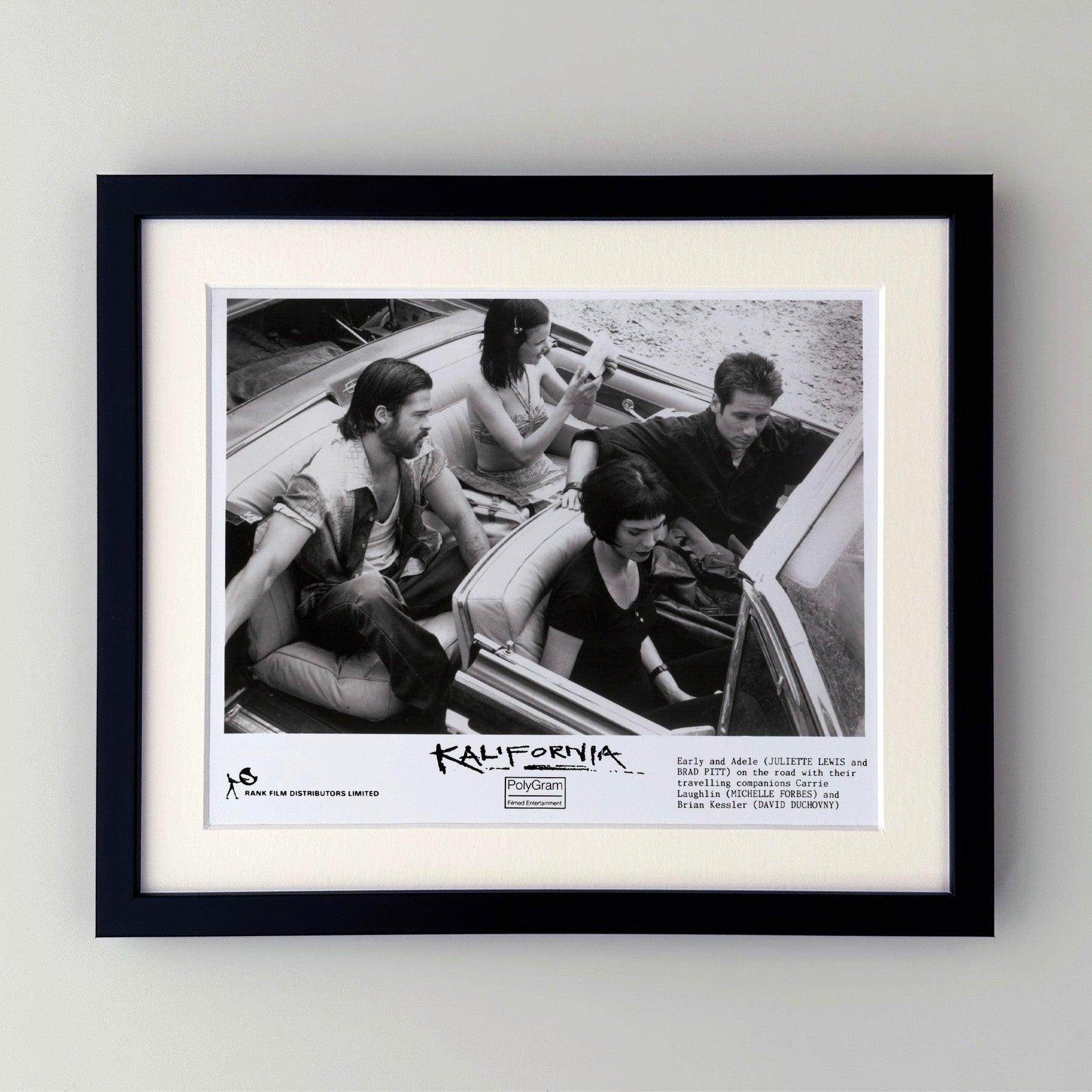 Fotogramma pubblicitario originale 8x10 pollici per Kalifornia (1993) con Brad Pitt, David Lewis e David Duchovny.

Le foto pubblicitarie (film/produzione) sono state create per aiutare gli studios a promuovere i loro nuovi film. Le foto sono state
