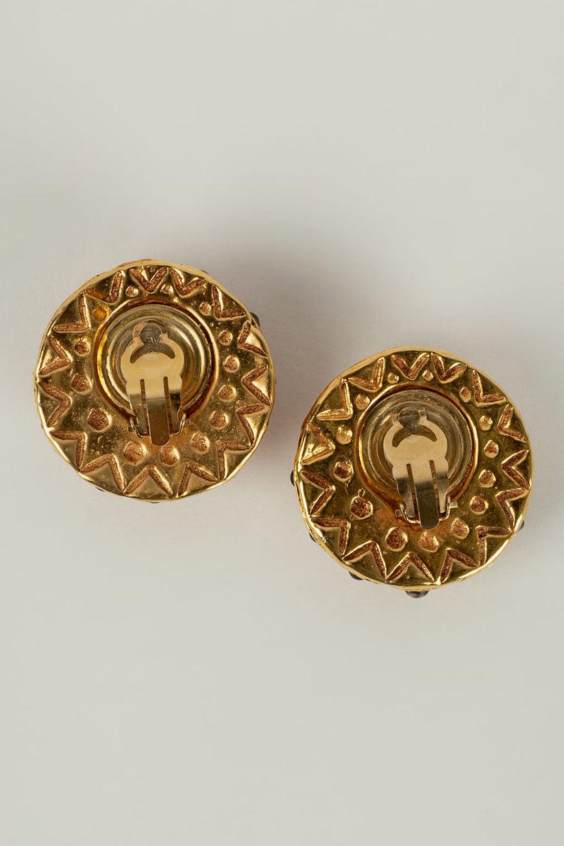 Kalinger Golden Metal and Ceramic Clip Earrings In Excellent Condition For Sale In SAINT-OUEN-SUR-SEINE, FR