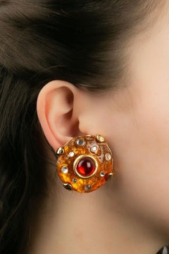 Pendientes de clip de metal dorado y resina Kalinger