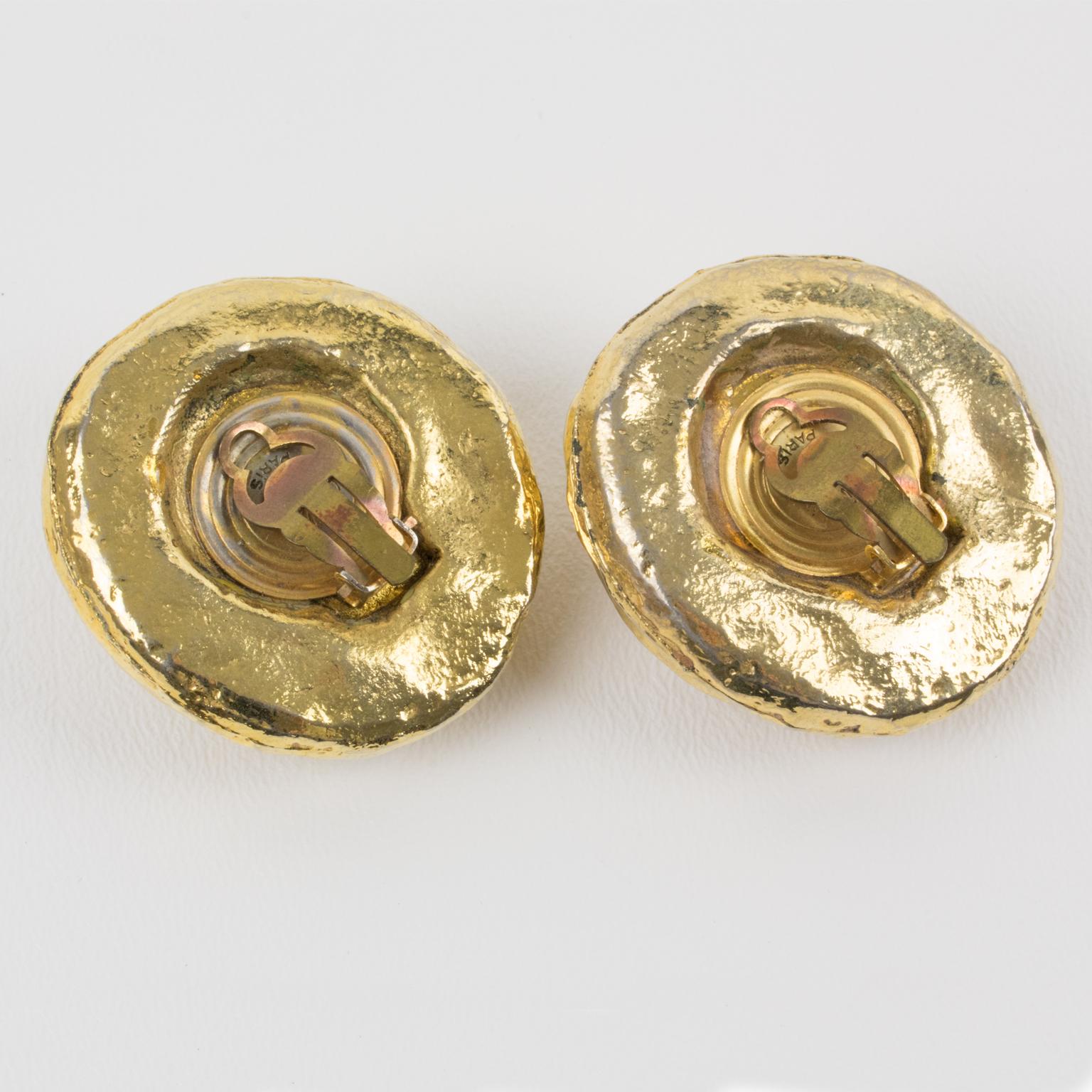 Kalinger Paris Carved Gilt Resin Clip Earrings In condizioni buone in vendita a Atlanta, GA