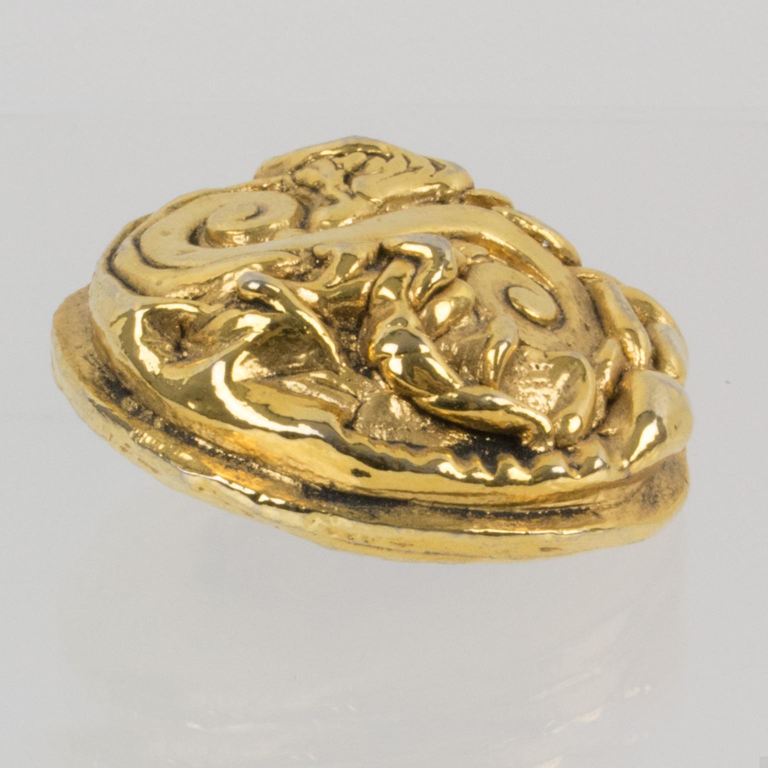 Kalinger Paris Carved Gilt Resin Clip Earrings in vendita 1