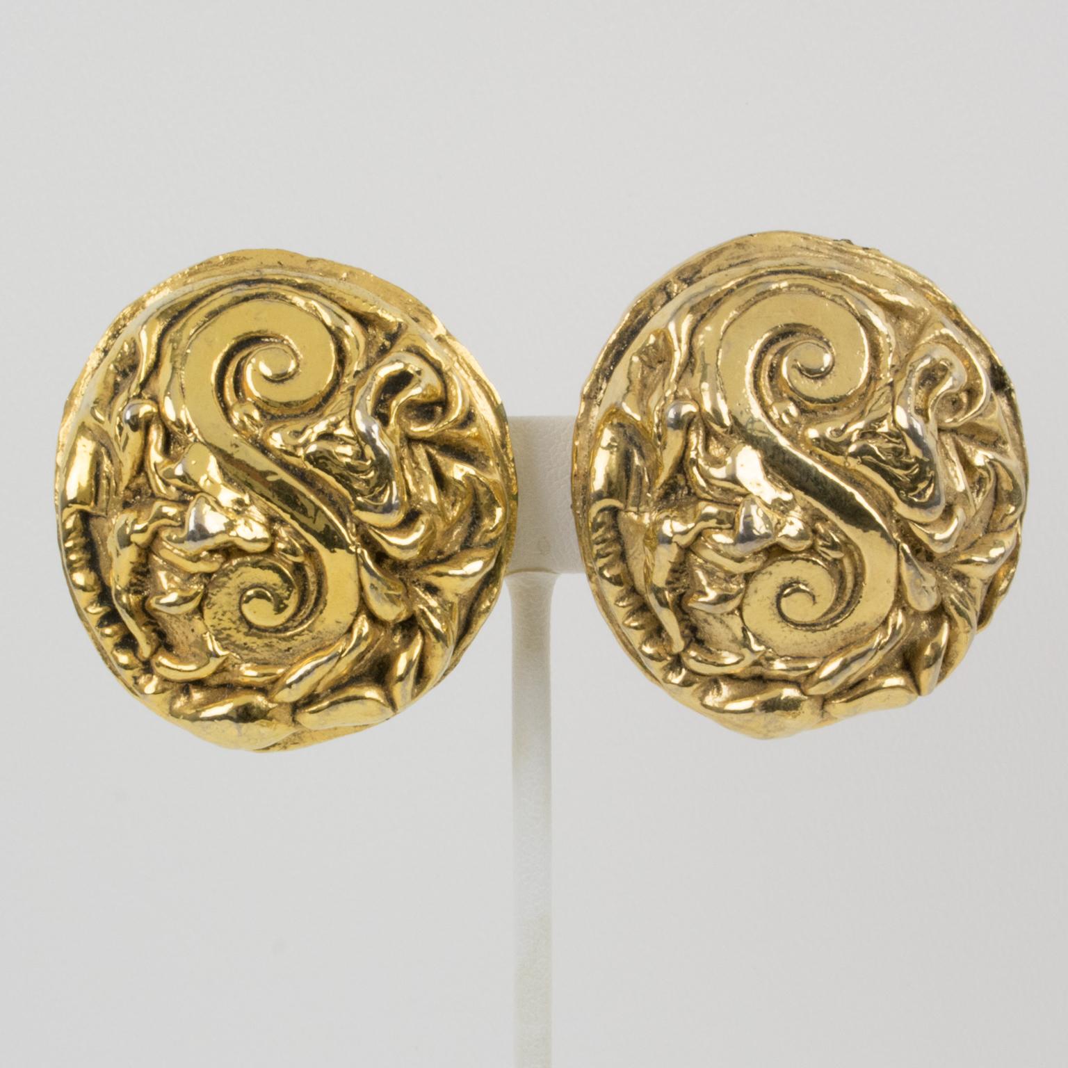 Kalinger Paris Carved Gilt Resin Clip Earrings in vendita 2