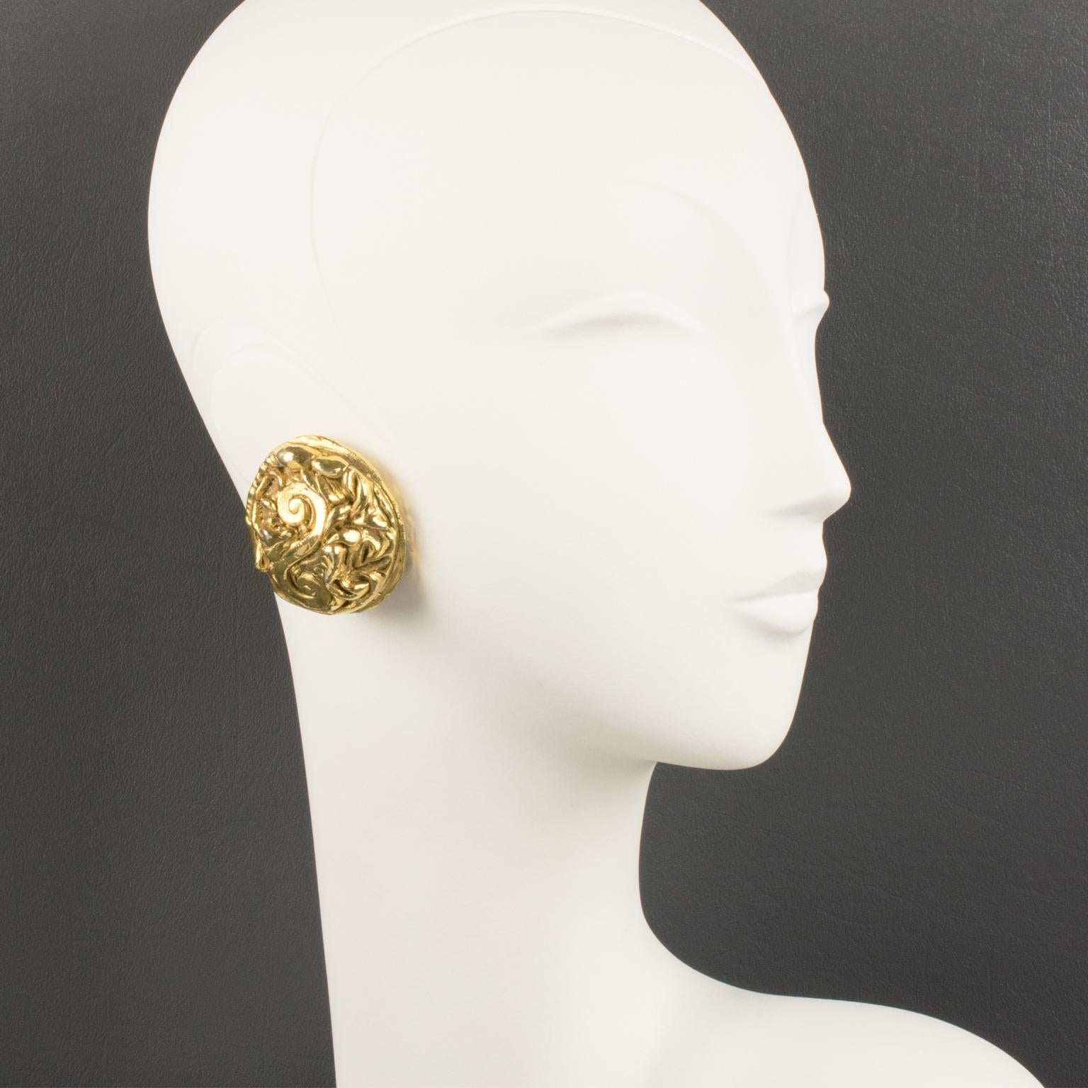 Kalinger Paris Carved Gilt Resin Clip Earrings in vendita 4