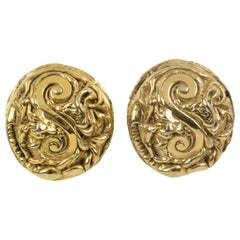 Kalinger Paris - Boucles d'oreilles à clip en résine dorée et sculptée
