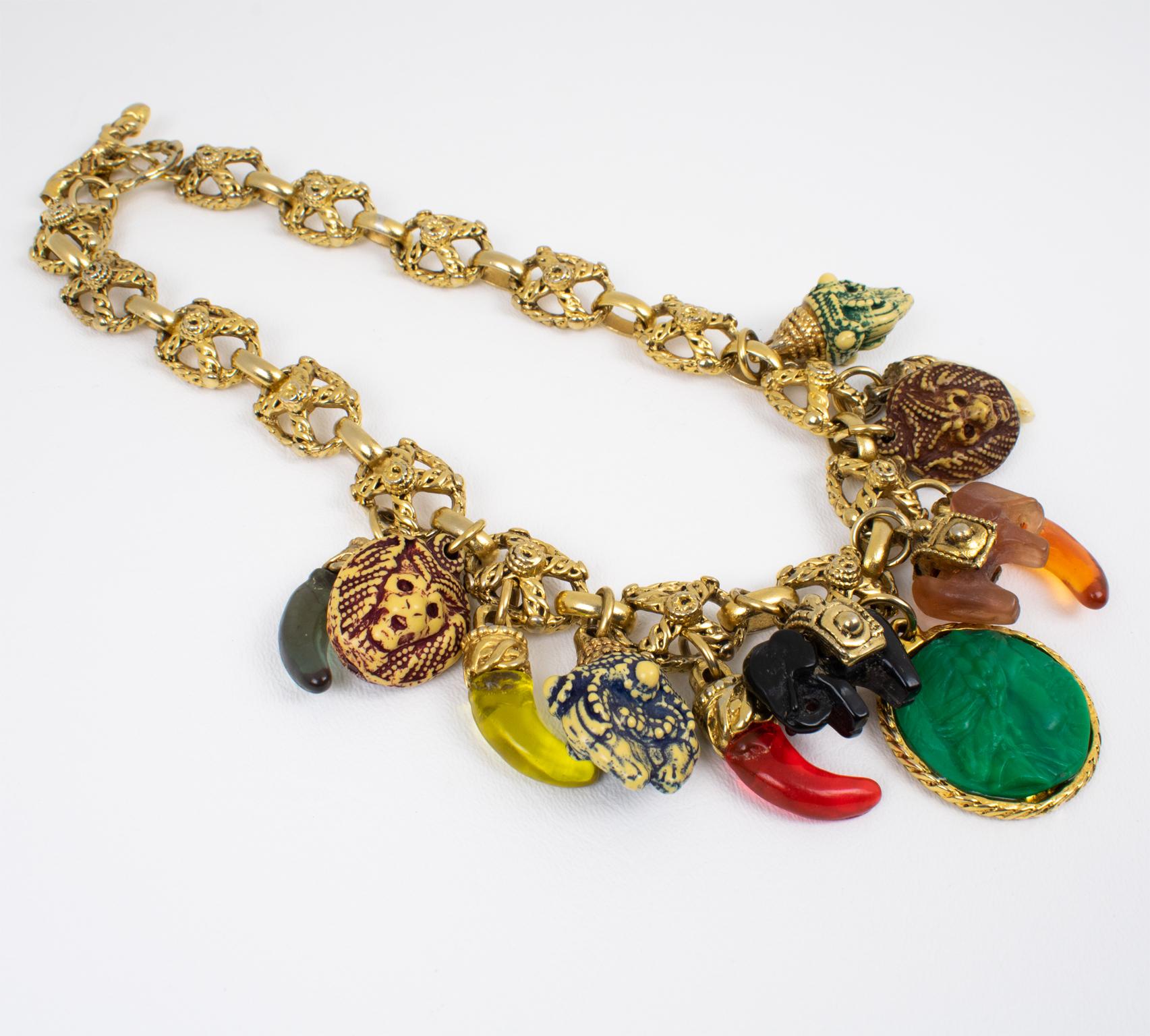 Kalinger Paris Vergoldete Metall-Choker-Halskette mit mehrfarbigen Harz-Anhängern aus vergoldetem Metall (Byzantinisch) im Angebot