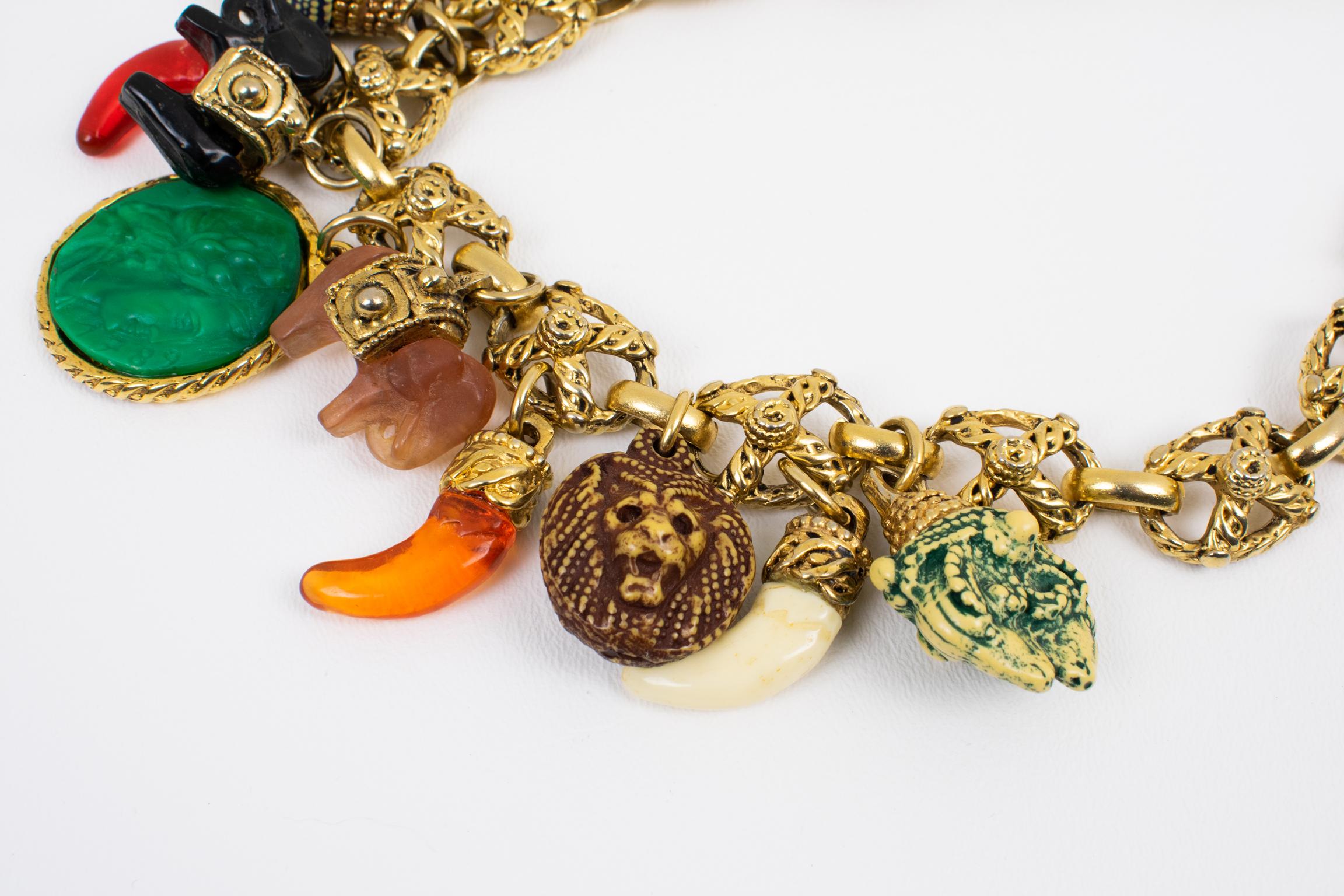Kalinger Paris Vergoldete Metall-Choker-Halskette mit mehrfarbigen Harz-Anhängern aus vergoldetem Metall im Angebot 1