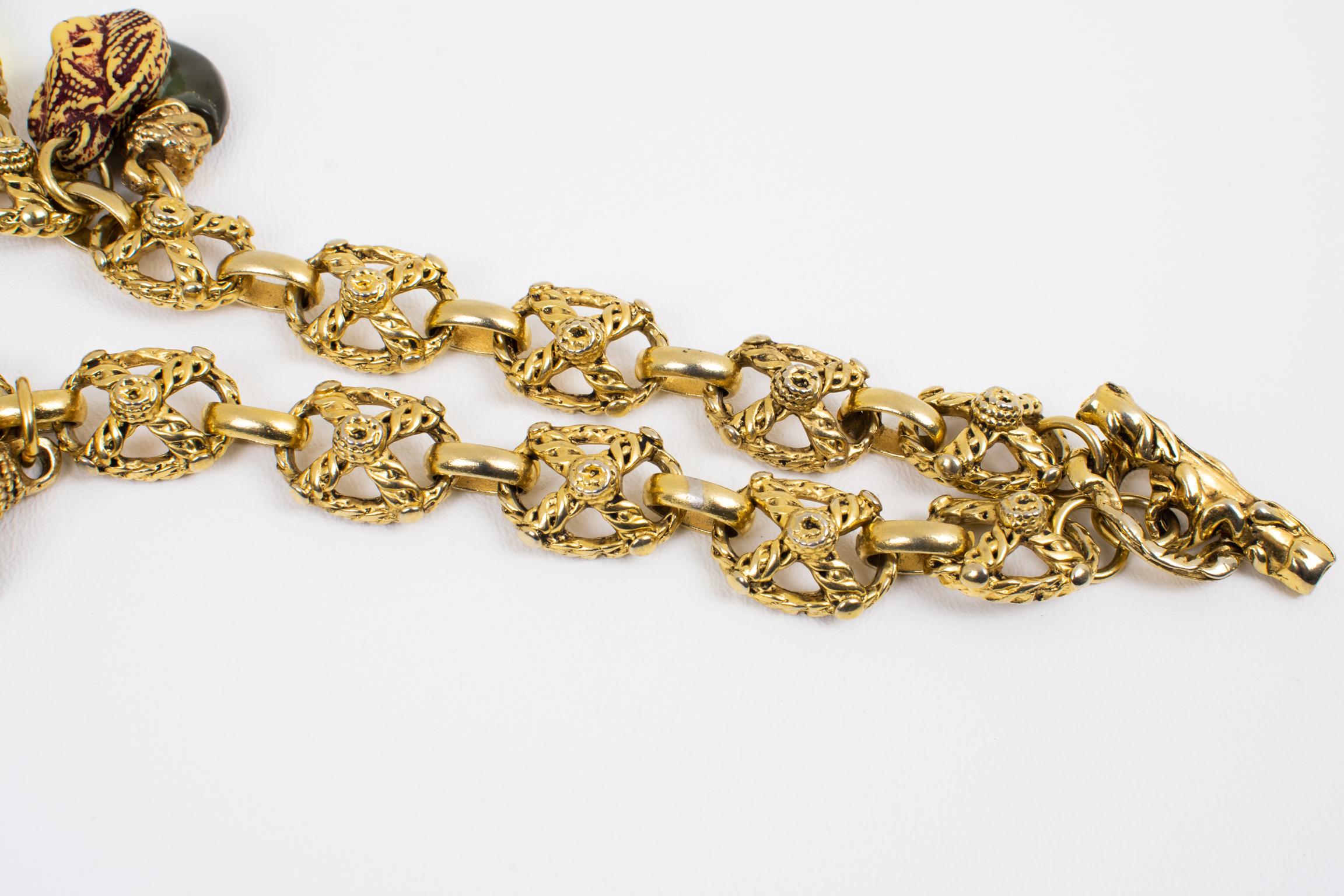 Collar gargantilla de metal dorado Kalinger Paris con colgantes de resina multicolor en venta 3
