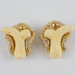 Orecchini a clip in oro e resina finto-corallo di Kalinger Paris