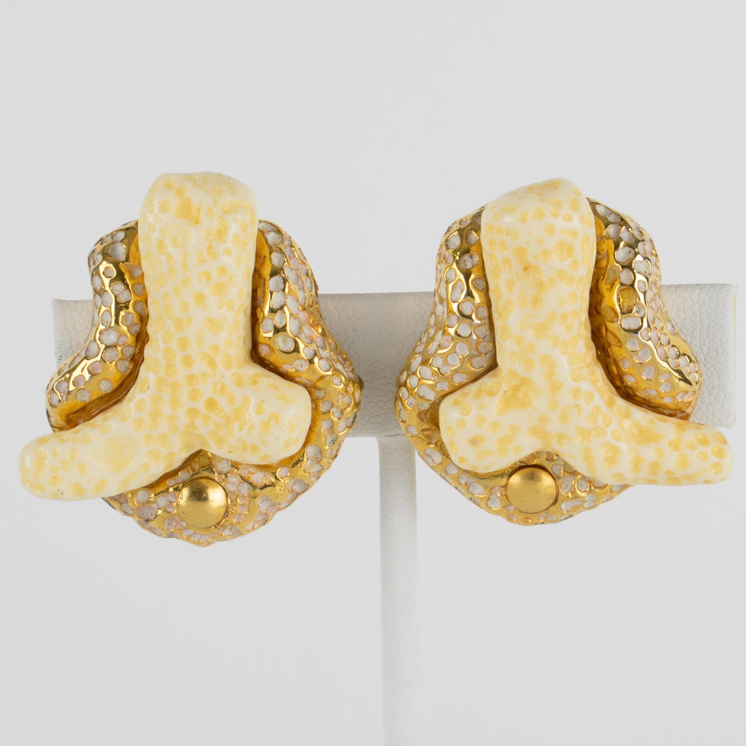 Pendientes de clip de oro y resina de imitación coral Kalinger Paris Moderno en venta