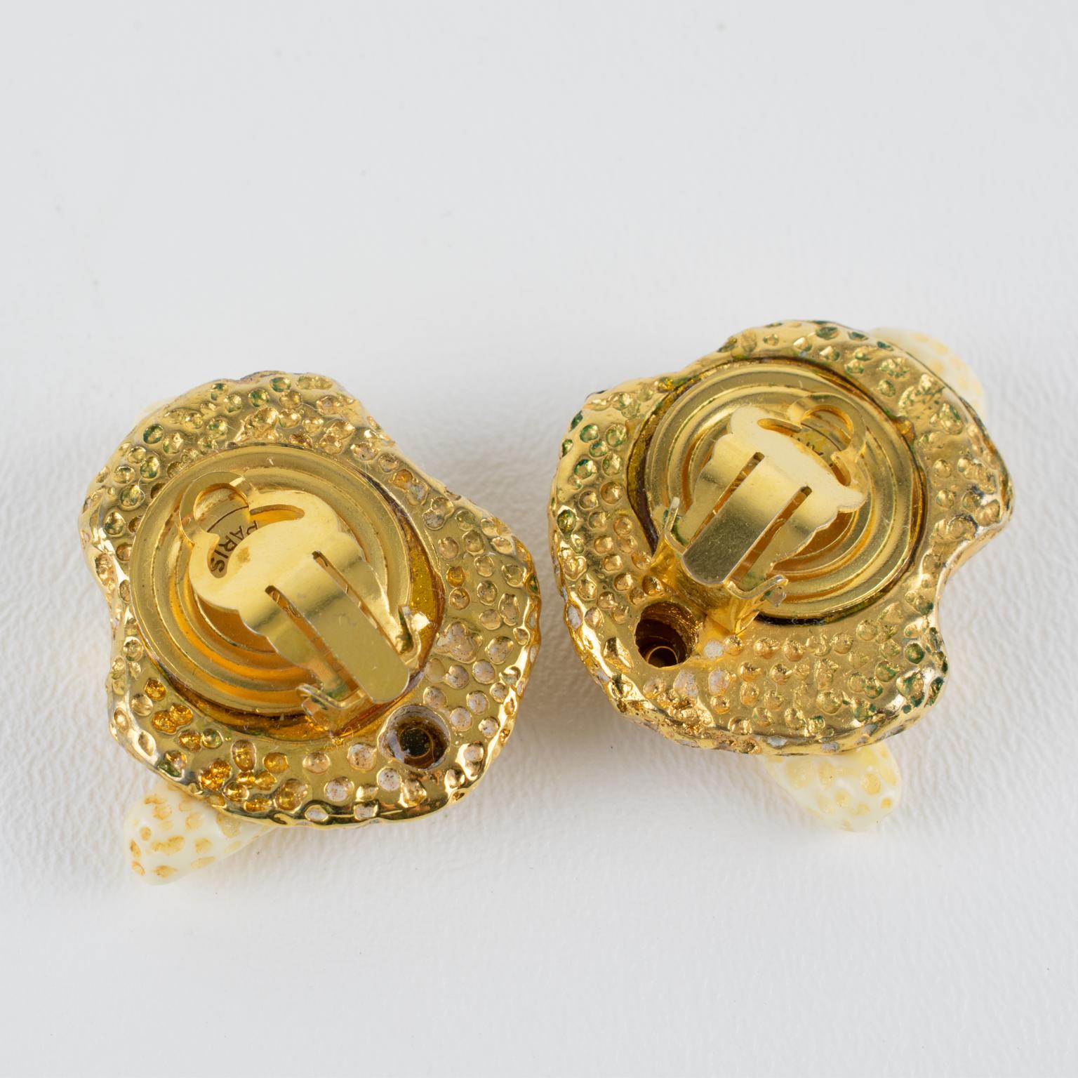 Femenino o masculino Pendientes de clip de oro y resina de imitación coral Kalinger Paris en venta
