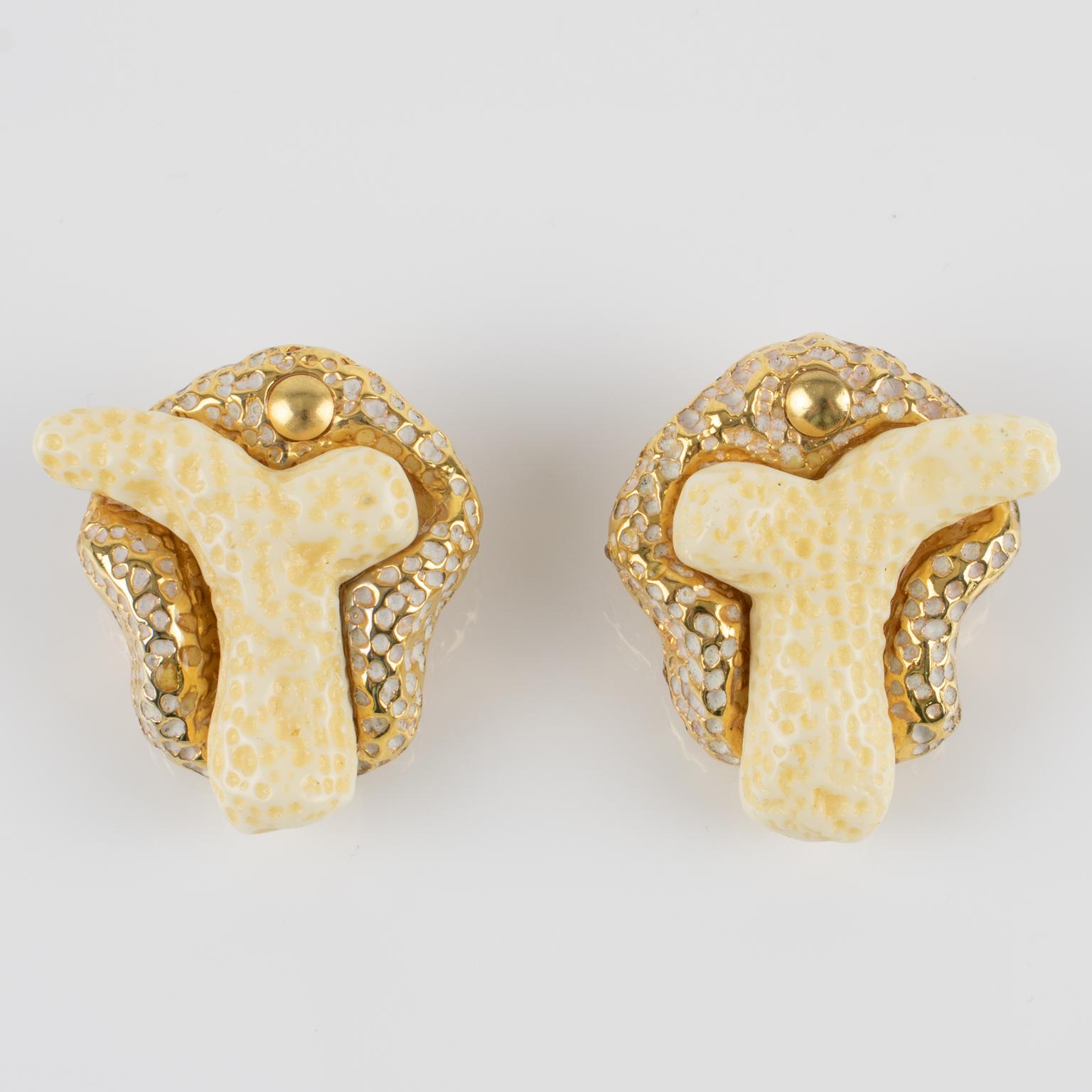 Pendientes de clip de oro y resina de imitación coral Kalinger Paris en venta 3