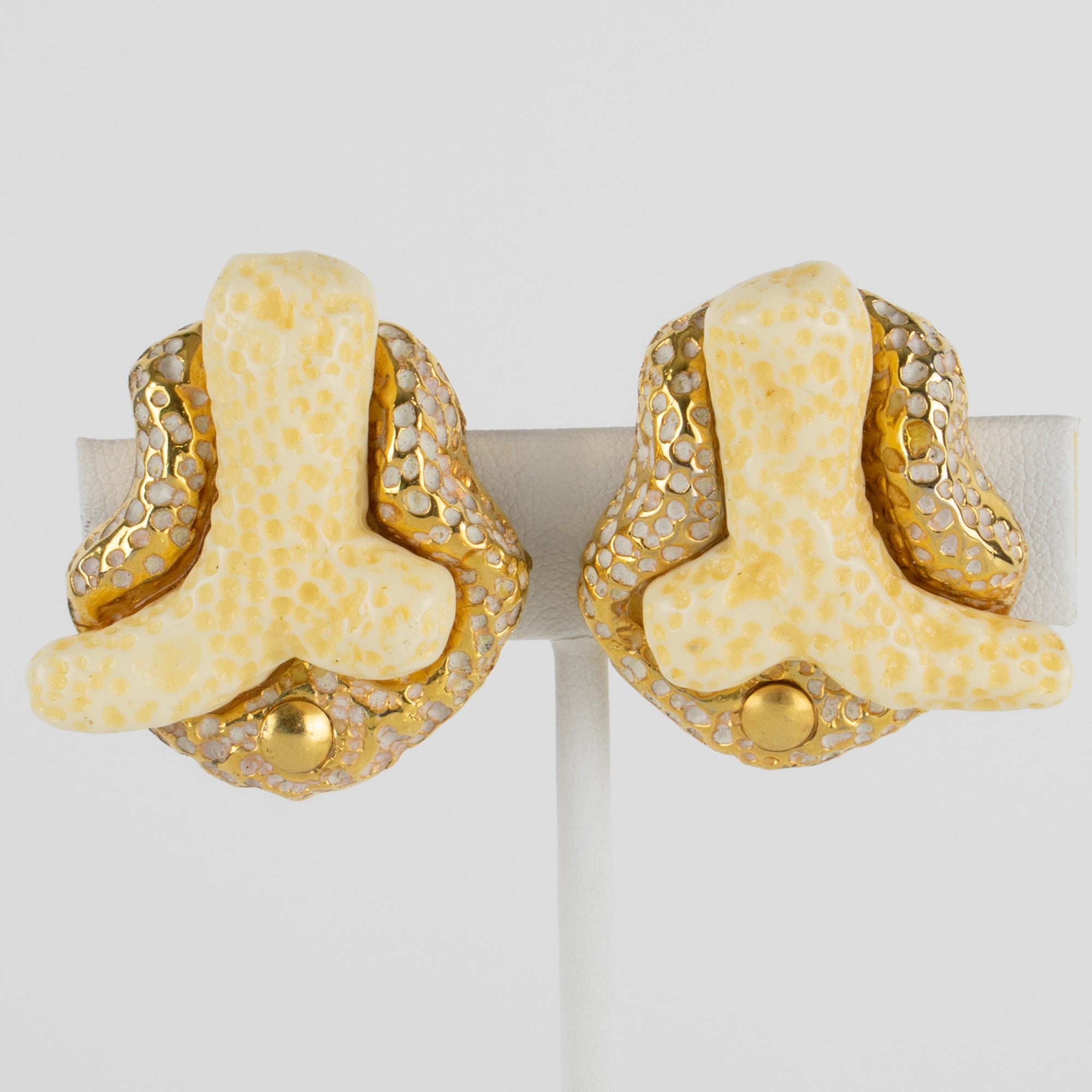 Pendientes de clip de oro y resina de imitación coral Kalinger Paris en venta