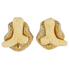 Orecchini a clip in oro e resina finto-corallo di Kalinger Paris