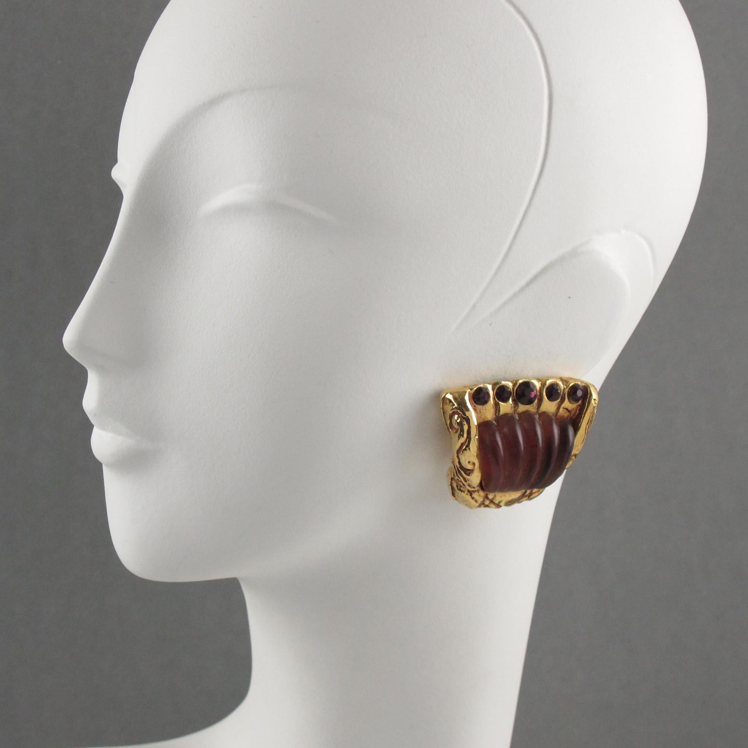 Diese hübschen Kalinger Paris verziert Clip-on Ohrringe verfügen über eine barocke Harz mit einem vergoldeten Metall-Beschichtung Fan Form, gekrönt mit einem riesigen lila Traube geschnitzt Harz-förmigen Cabochon und ergänzt mit lila facettierten