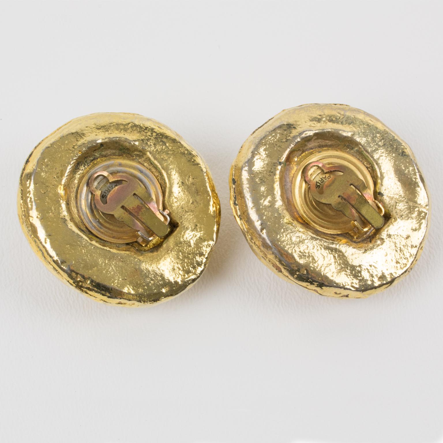 Kalinger Paris Übergroße geschnitzte Clip-Ohrringe aus vergoldetem Harz im Zustand „Gut“ im Angebot in Atlanta, GA