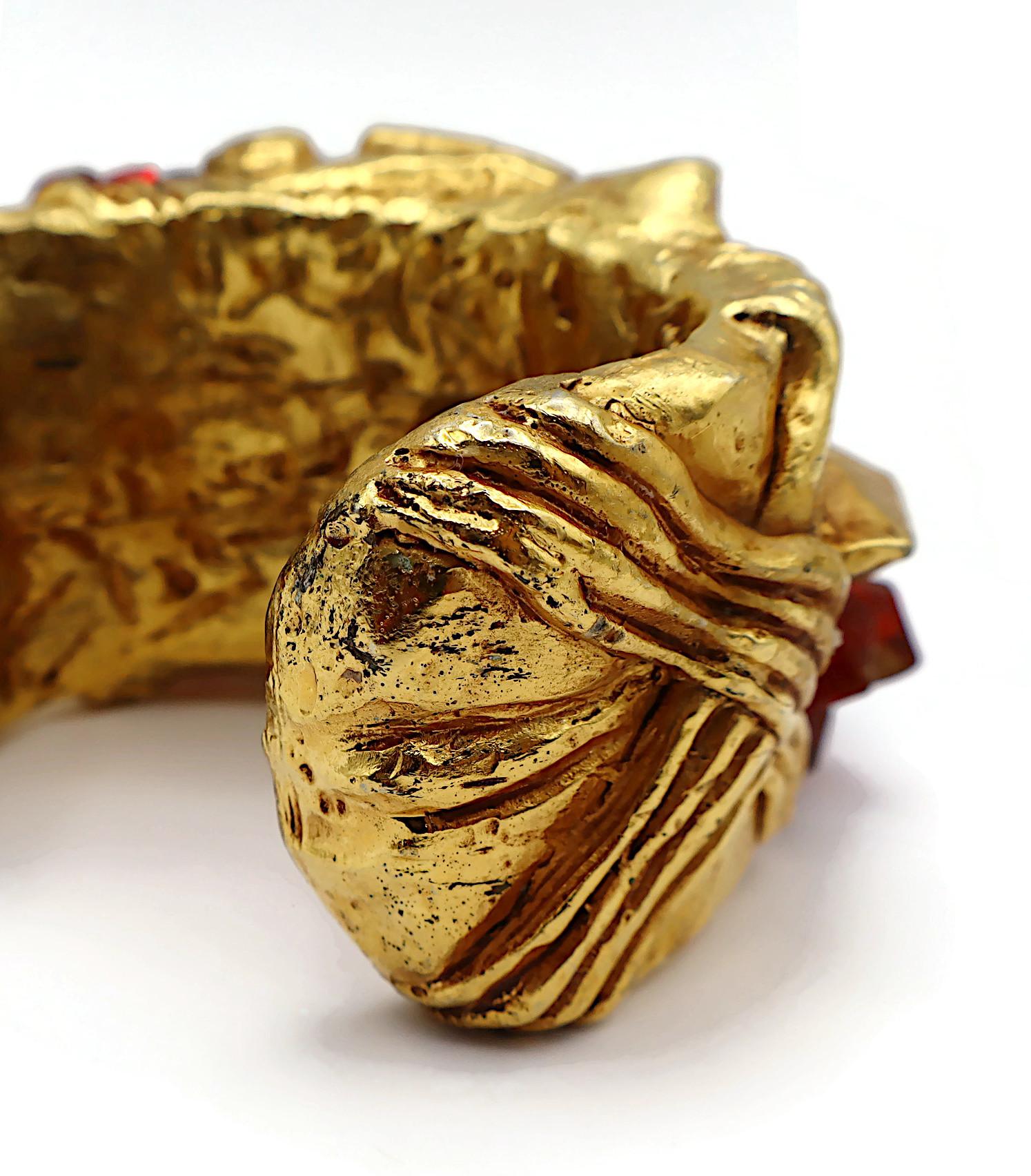 KALINGER Vintage Goldfarbenes Manschettenarmband aus Harz mit Kunstrotem Quarz-Cluster im Angebot 13