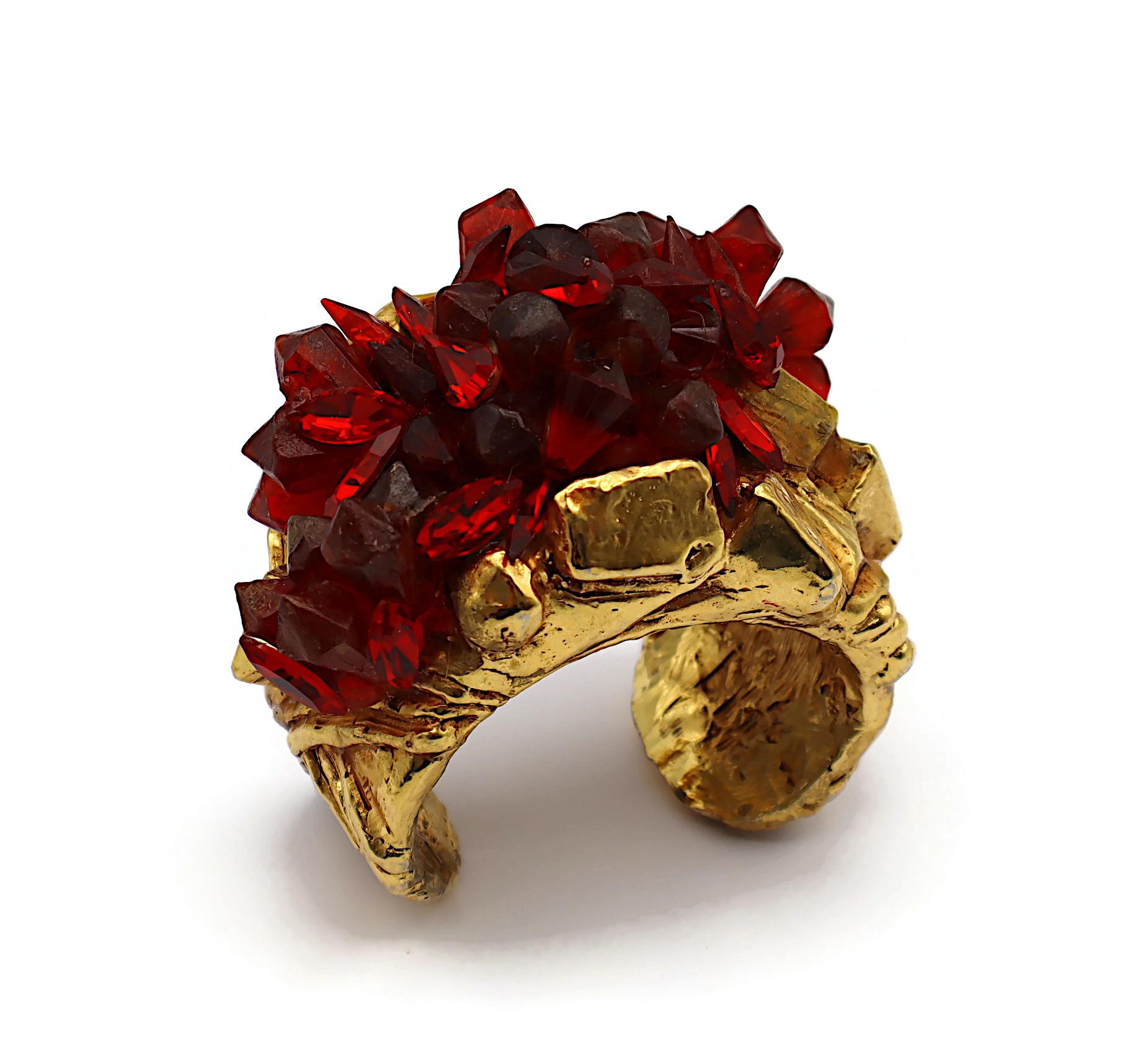 KALINGER Vintage Gold Tone Resin Cuff Bracelet with Faux Red Quartz Cluster In Fair Condition For Sale In Nice, FR
