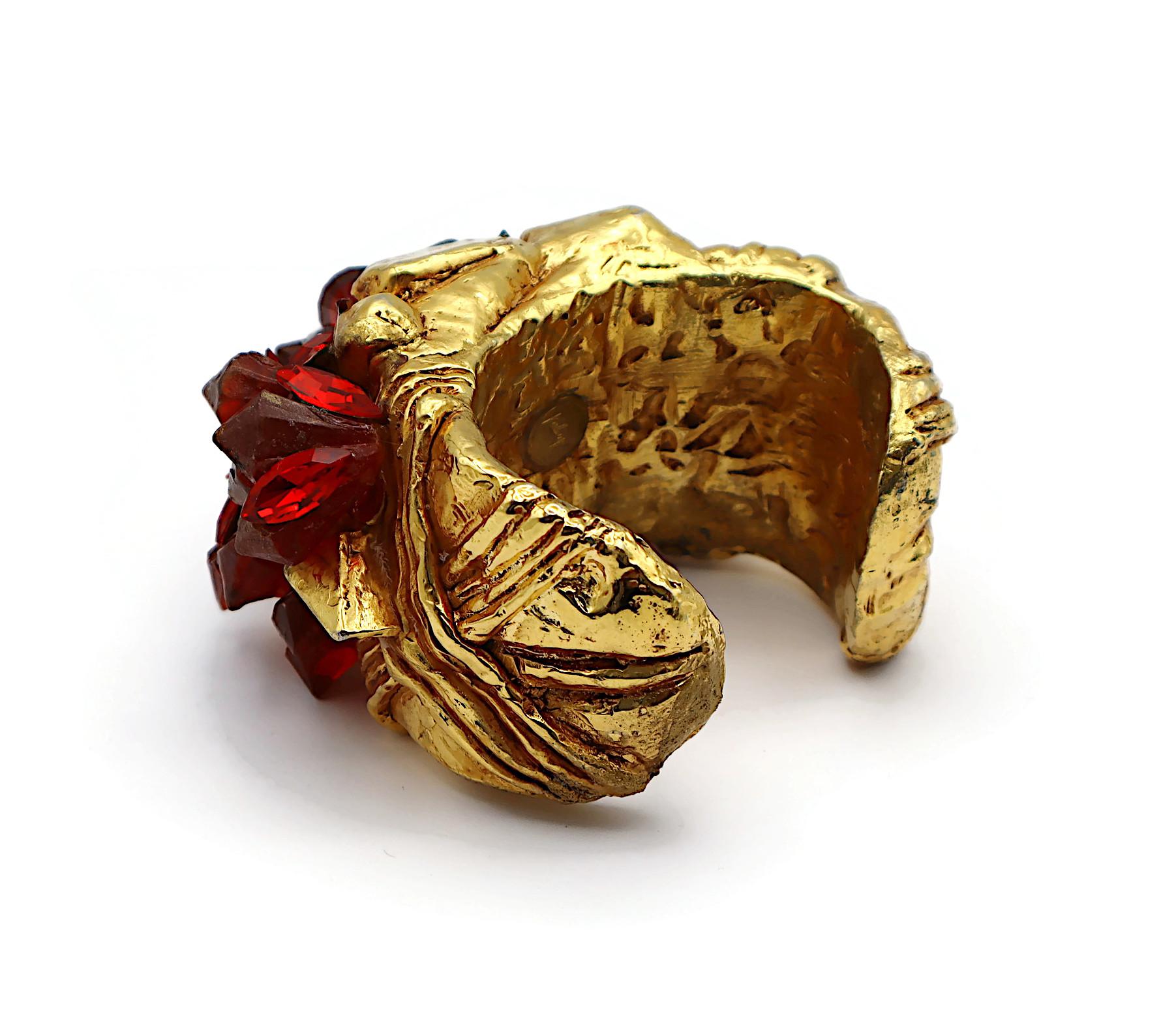 KALINGER Vintage Goldfarbenes Manschettenarmband aus Harz mit Kunstrotem Quarz-Cluster im Angebot 5