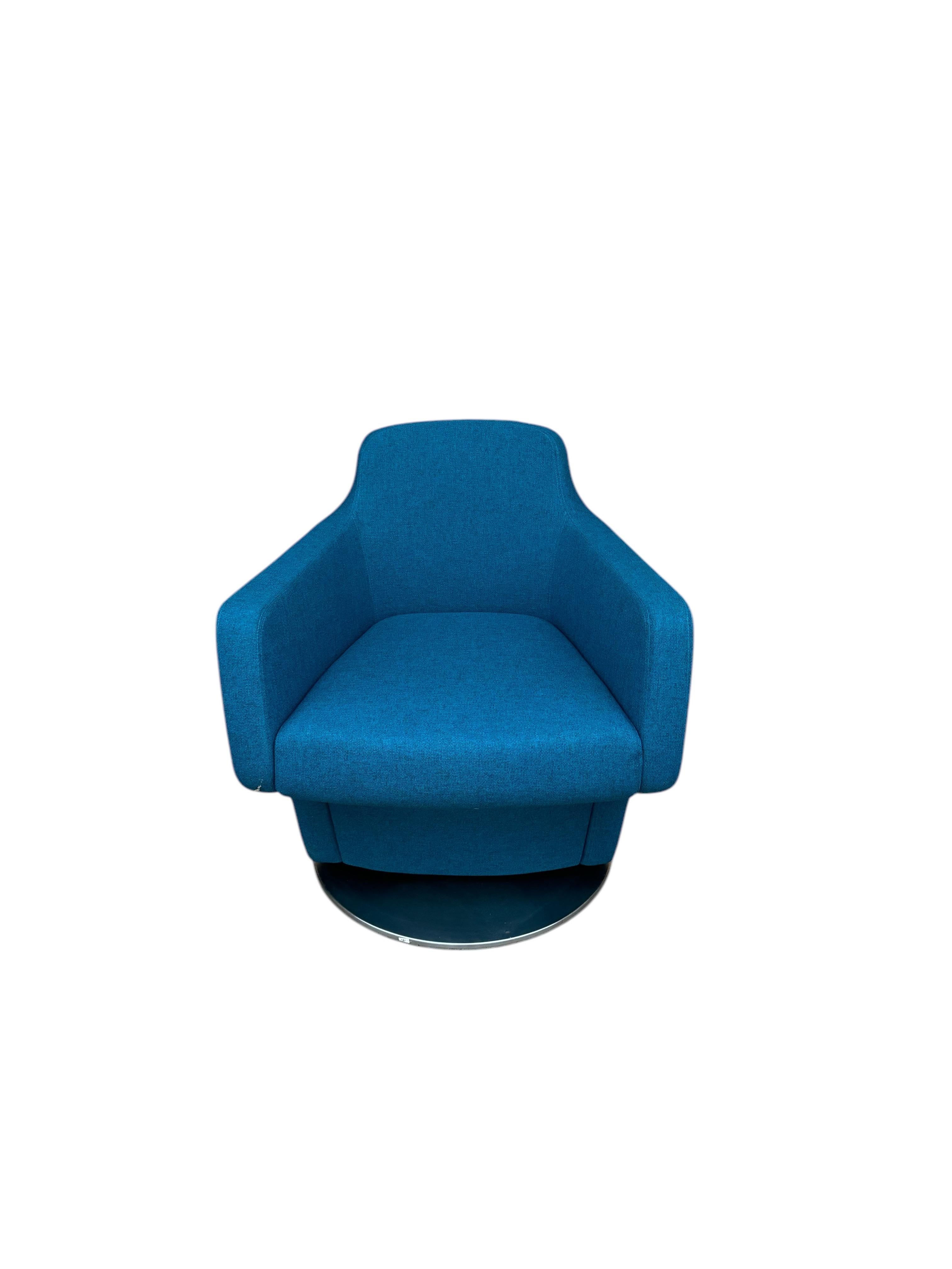 Designer-Lounge-Modell des berühmten Schweizer Designers Hannes Wettstein 


Der vom renommierten Schweizer Architekten Hannes Wettstein entworfene Kalio Lounge Chair ist eine harmonische Mischung aus Komfort und skulpturaler Eleganz. Sein