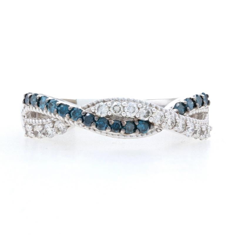 Verkaufspreis: $1.540

Größe: 6 3/4
Sizing-Gebühr: Up 2 für $40

Marke: Kallati

Metall Inhalt: 9k Weißgold

Informationen zu Stein
Natürliche Diamanten
Behandlung: Farbverstärkt (blau) 
Karat gesamt: .60ctw
Schliff: Runder Brillant 
Farbe: G - H &
