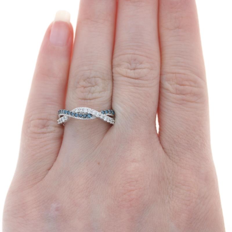 Kallati Blauer Diamant-Twist-Ring - Weißgold 9k Rnd .60ctw Ehering Behandelt (Rundschliff) im Angebot
